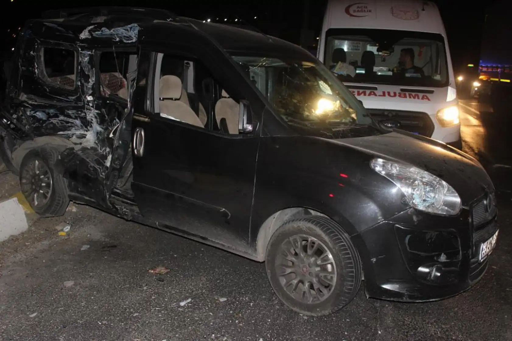 İzmir-Ankara Karayolu'nda Feci Kaza: 1 Ölü, 2'si Ağır 8 Yaralı