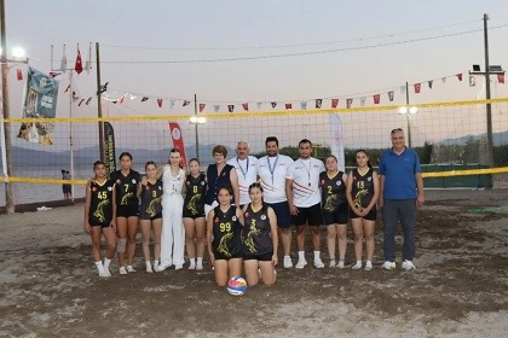 Köyceğiz'de 'Evinin Sultanları Plajda Zafer Kupası Voleybol Turnuvası' başladı