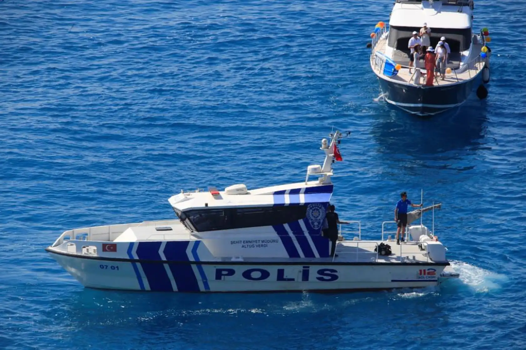 Falezlerden düşen kadın için dalgıçlar su altında arama çalışması yaptı