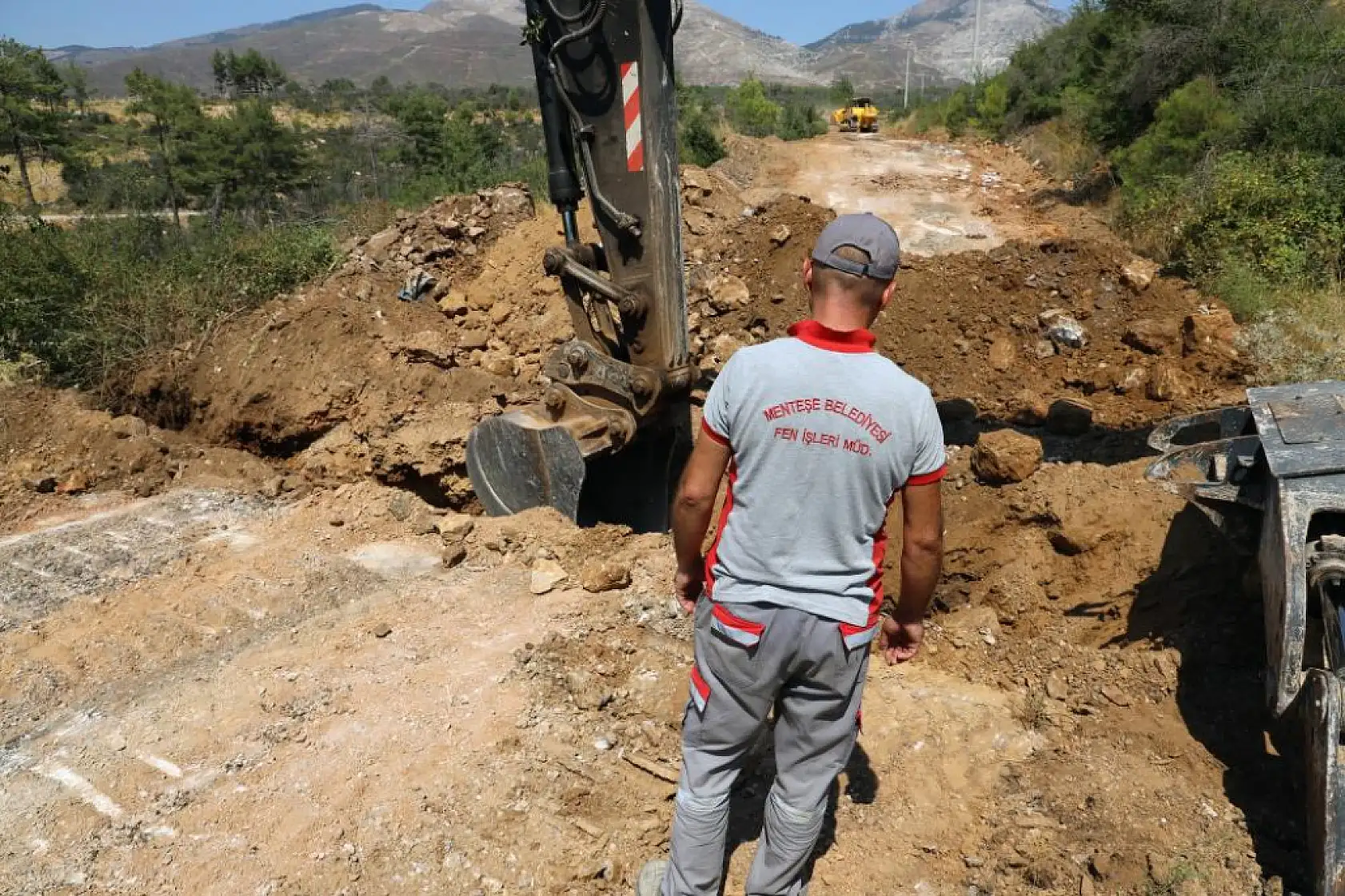 Menteşe'de yol çalışmalarıyla ulaşım güvenliği artıyor