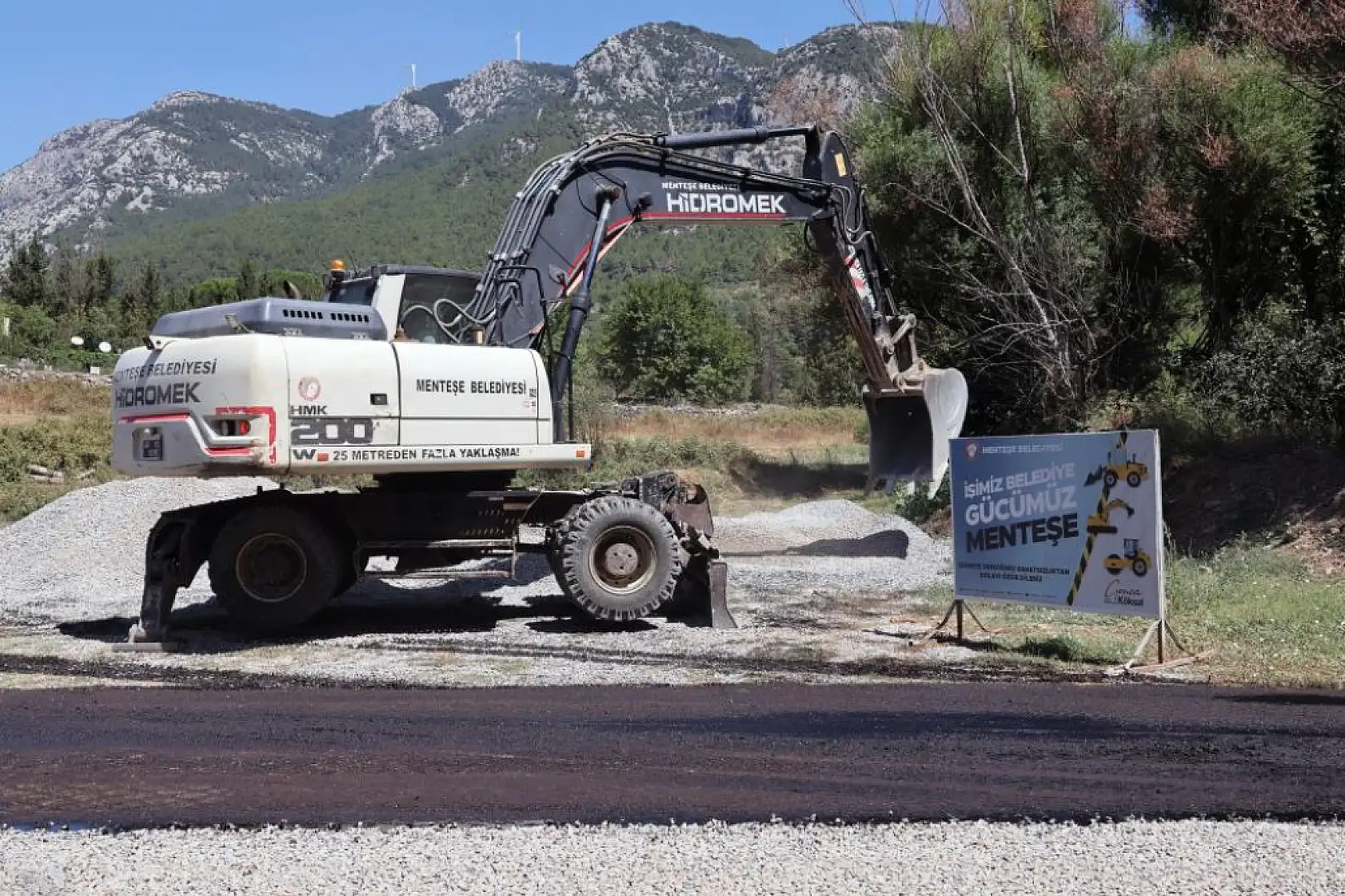 Menteşe'de yol çalışmalarıyla ulaşım güvenliği artıyor