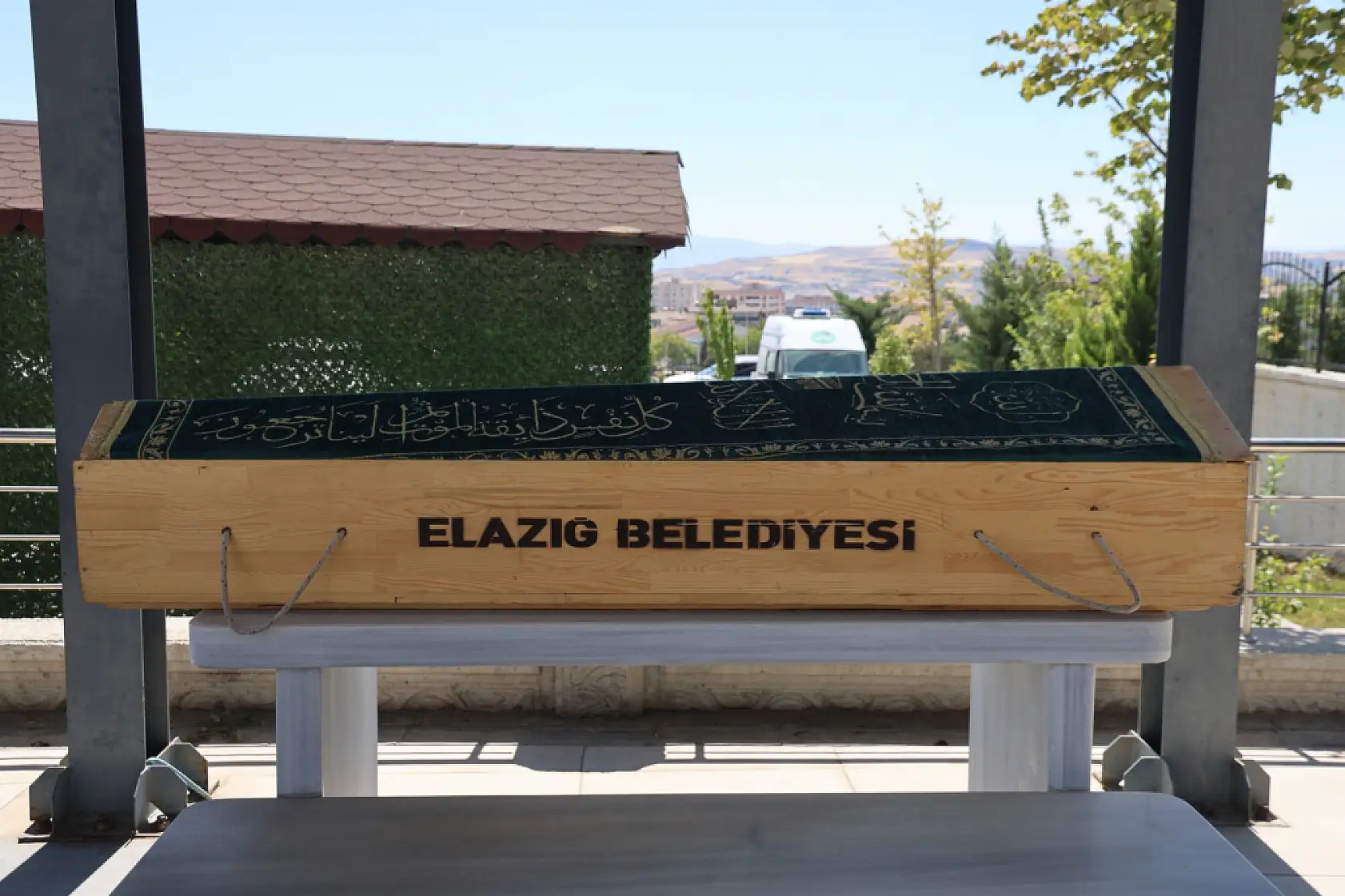 Yarım saat ara ile 2 otomobilin çarptığı yaşlı adam hayatını kaybetti