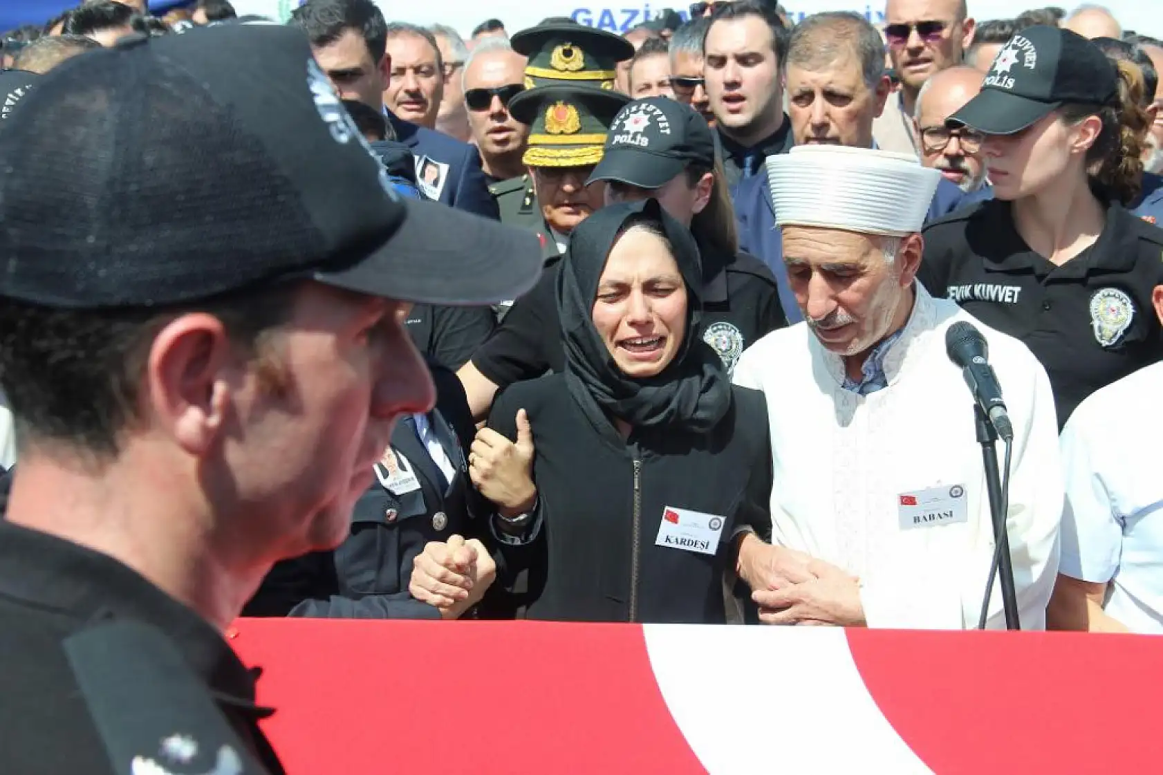 Şehit Polisler Muhsin Aydemir ve Hasan Akın'a Gözyaşlarıyla Veda