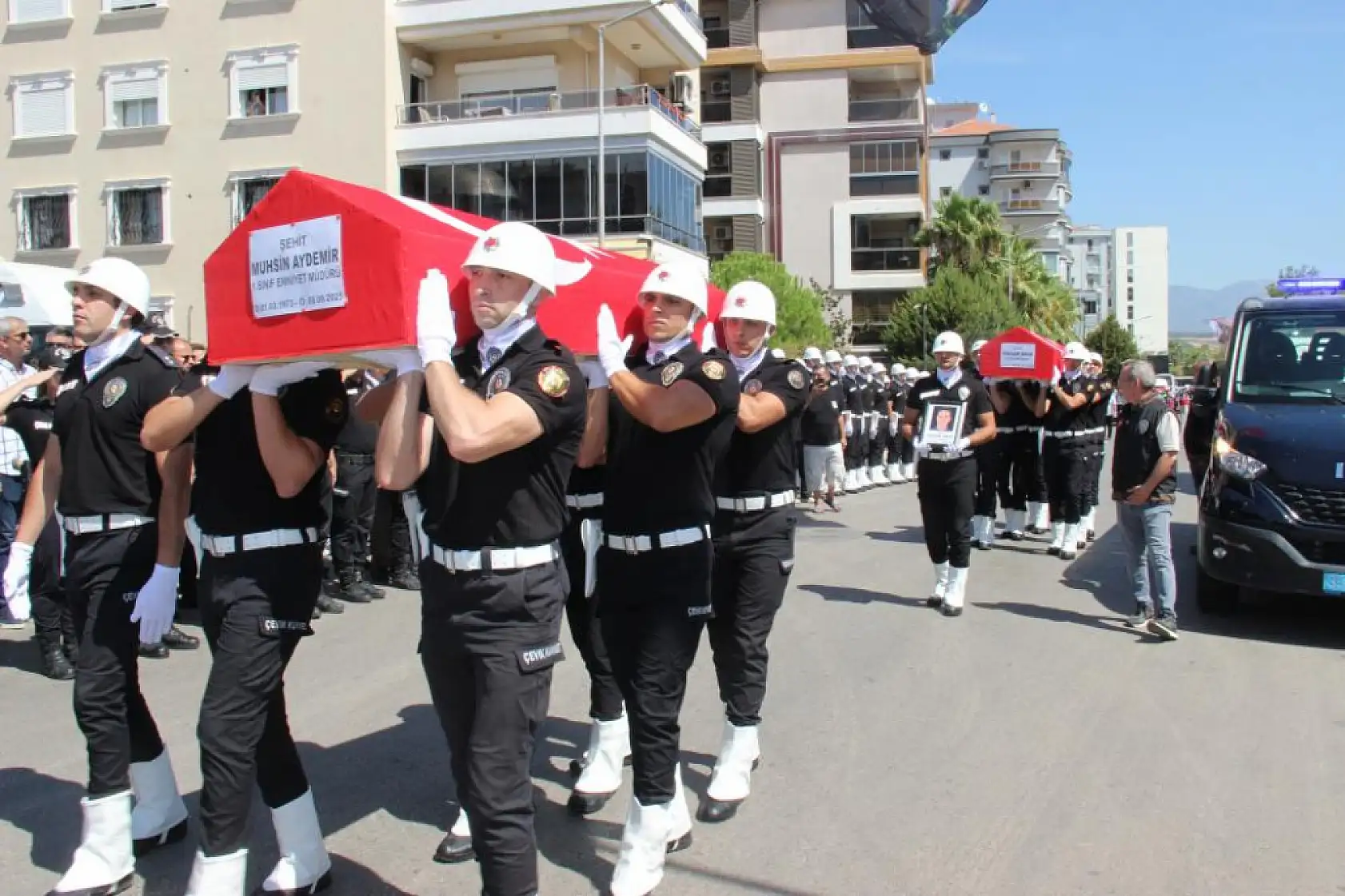 Şehit Polisler Muhsin Aydemir ve Hasan Akın'a Gözyaşlarıyla Veda