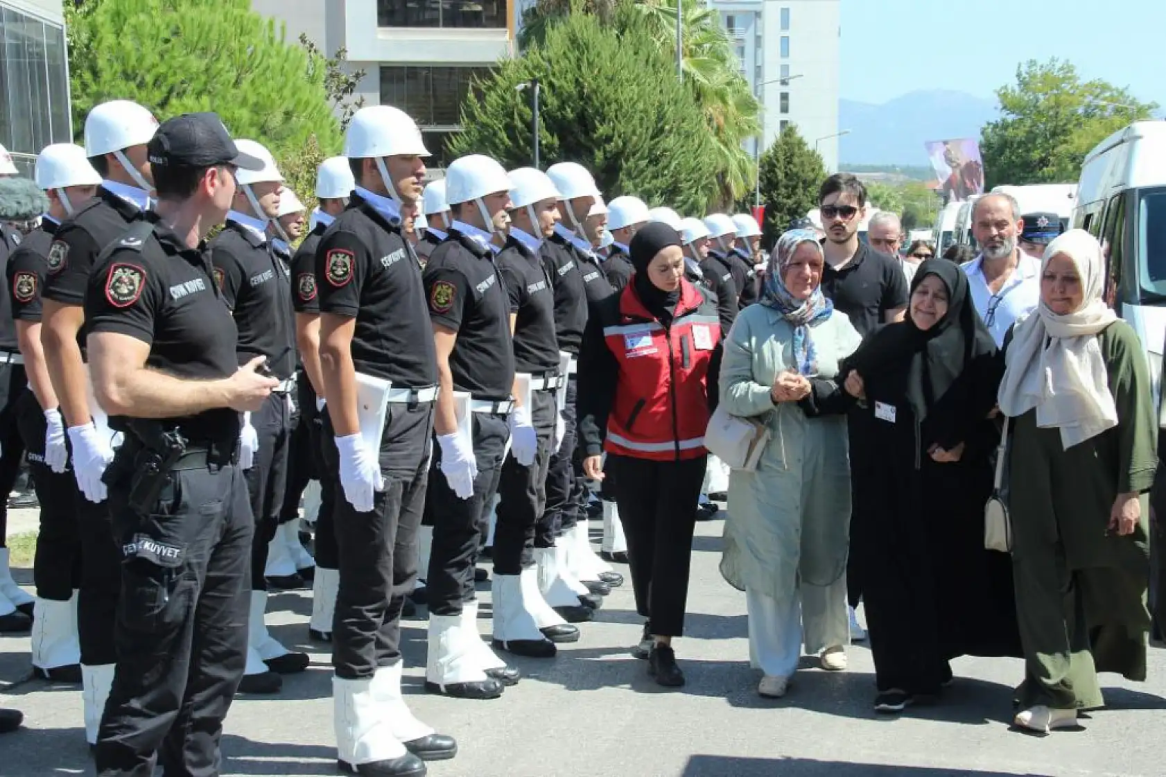 Şehit Polisler Muhsin Aydemir ve Hasan Akın'a Gözyaşlarıyla Veda