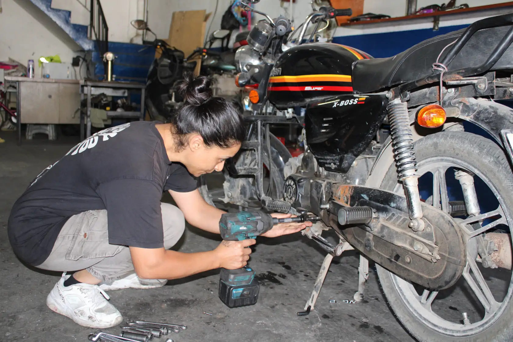 Çırak bulamayan eşine destek için başladı, motor ustası oldu