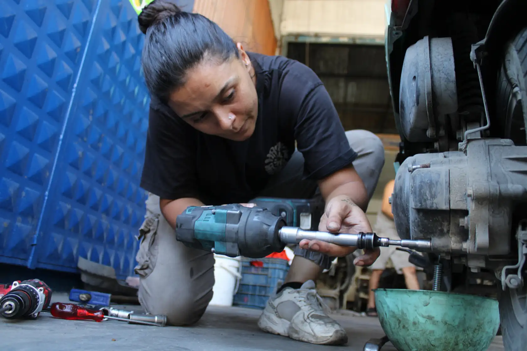 Çırak bulamayan eşine destek için başladı, motor ustası oldu