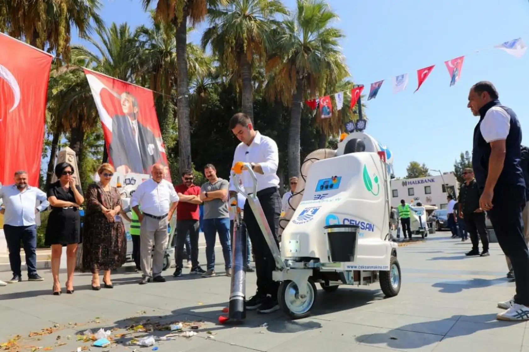 Bodrum'da Çevre Dostu Yeni Nesil Elektrikli Yol Süpürgeleri Göreve Başladı