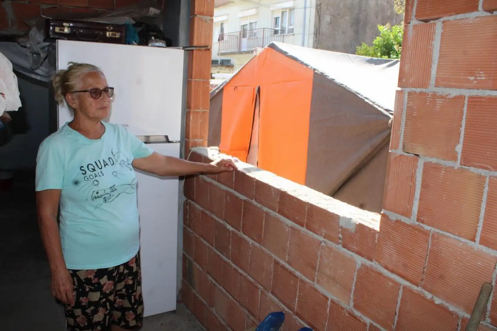 Torunu ve oğlu ile çadırda yaşam mücadelesi veriyor