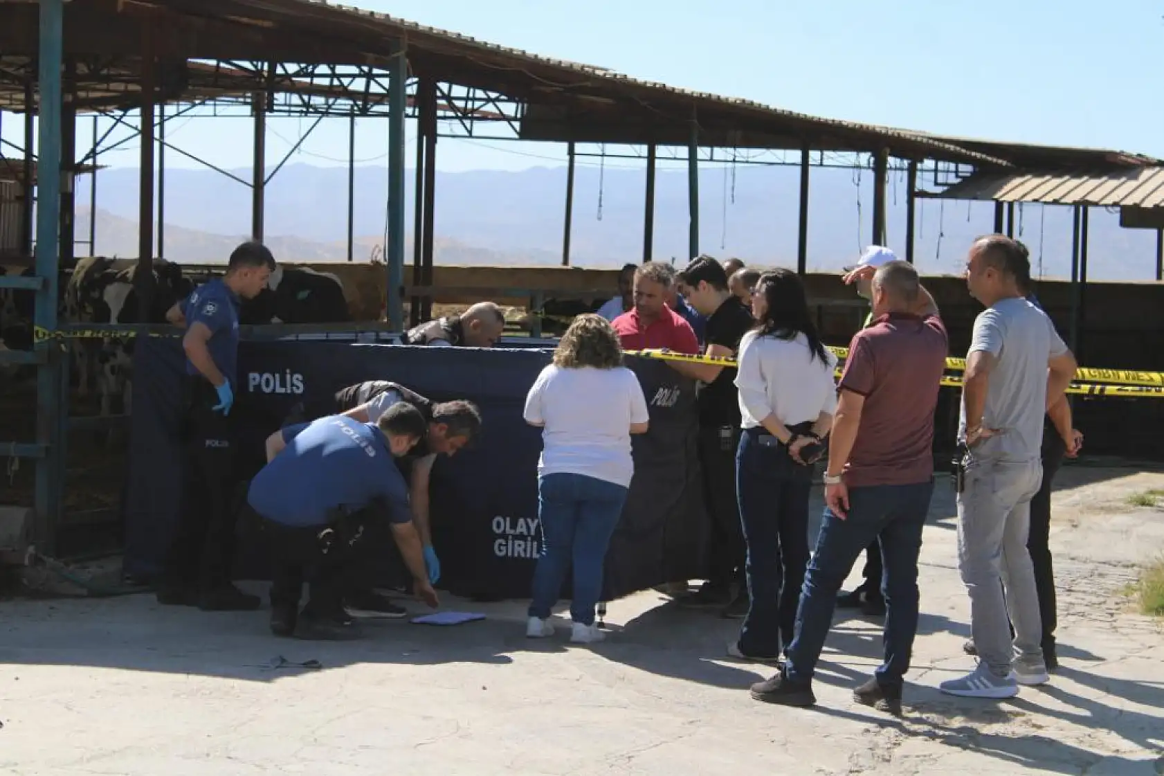 Süt toplama kamyonunun altında kalan çocuk hayatını kaybetti