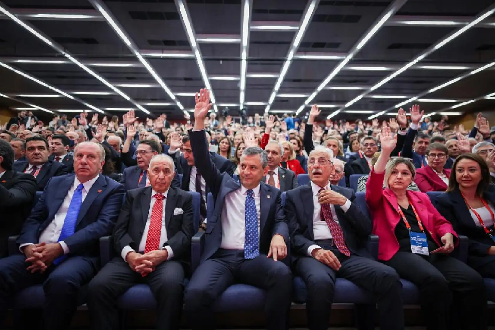 Özgür Özel, yeniden CHP Genel Başkanı seçildi
