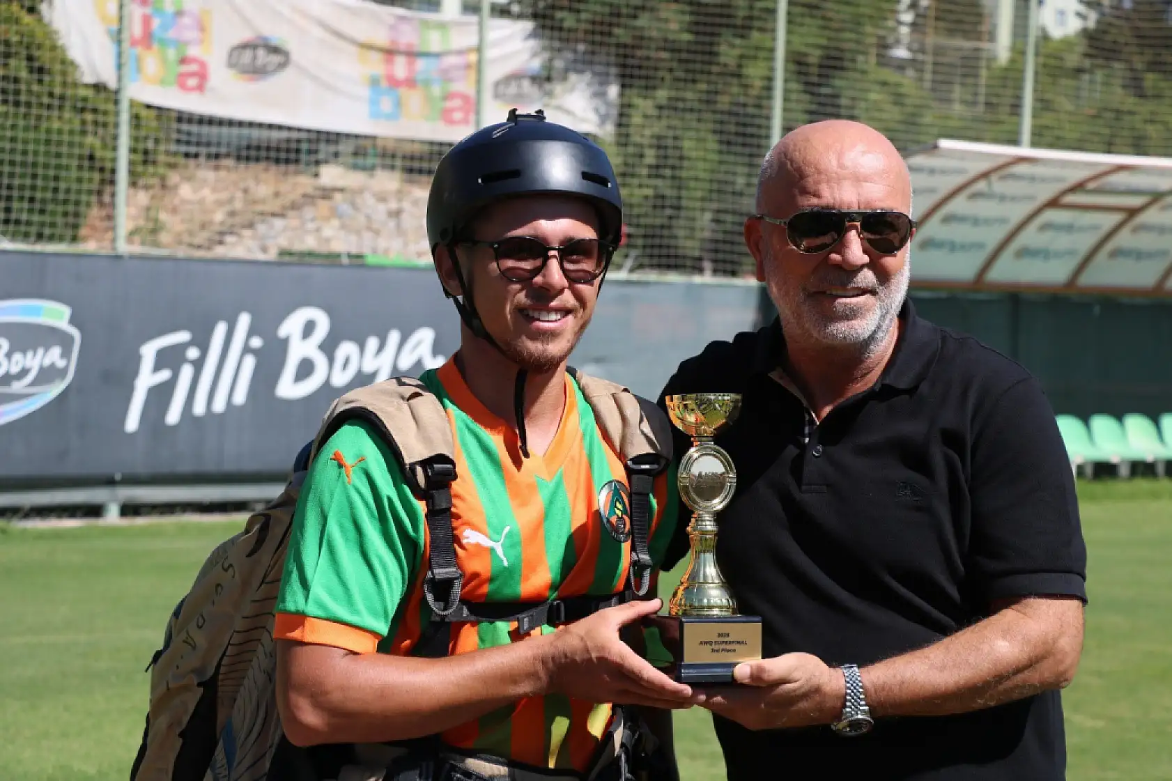 Fethiye'de Dünya Üçüncüsü Harun Karateke'den Alanyaspor Jesti