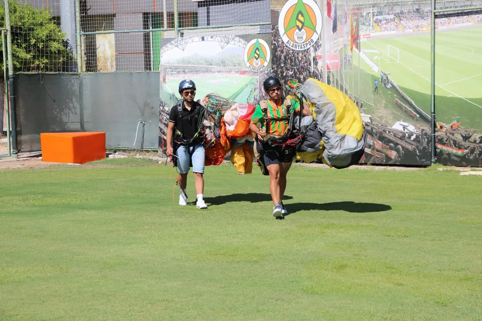 Fethiye'de Dünya Üçüncüsü Harun Karateke'den Alanyaspor Jesti