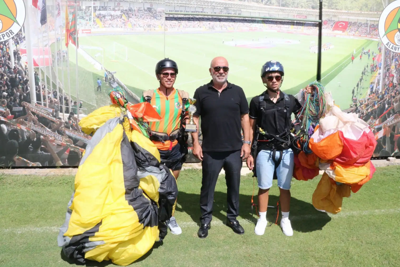 Fethiye'de Dünya Üçüncüsü Harun Karateke'den Alanyaspor Jesti