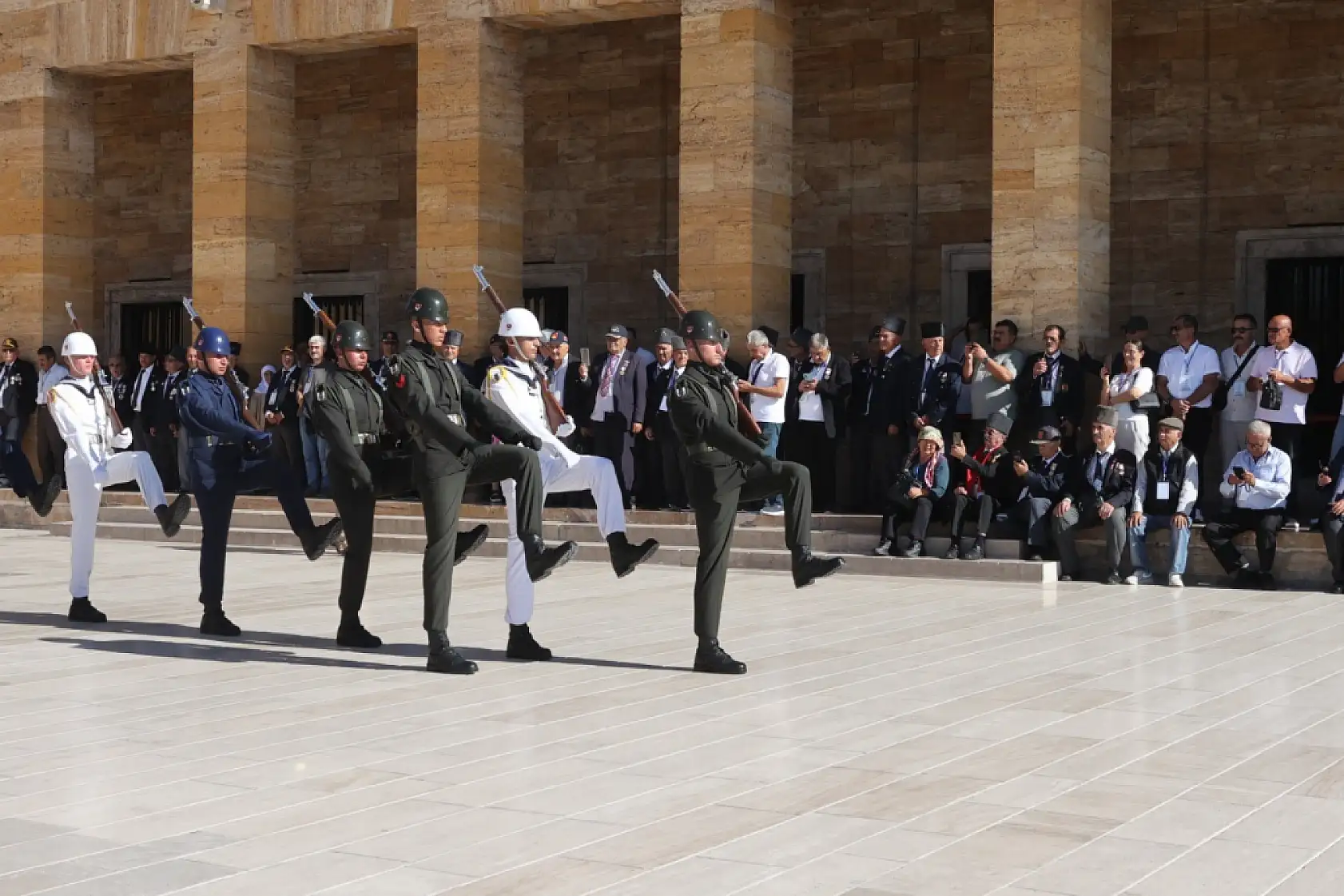 Muğla Büyükşehir Belediyesi, şehit yakını ve gazileri Anıtkabir'e götürdü