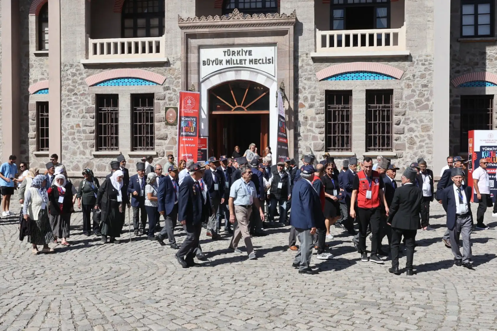 Muğla Büyükşehir Belediyesi, şehit yakını ve gazileri Anıtkabir'e götürdü