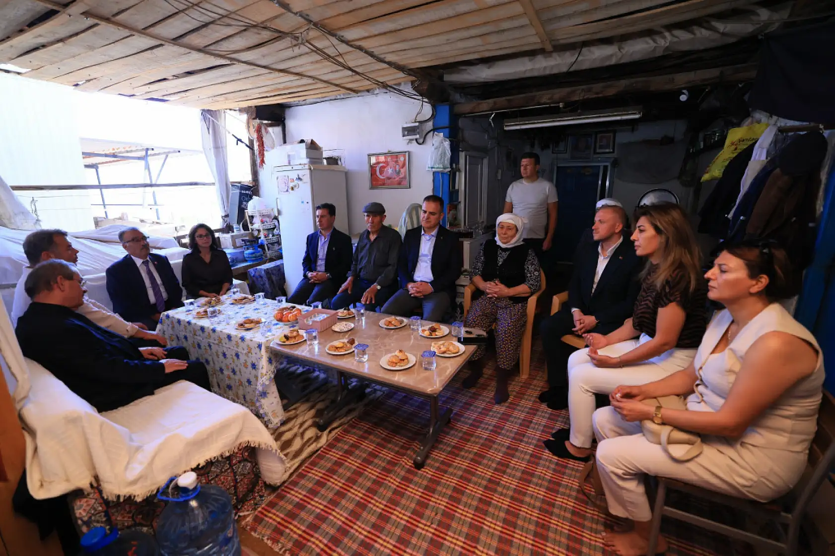 Vali Akbıyık ve başkanlar, şehit ailesini ziyaret etti