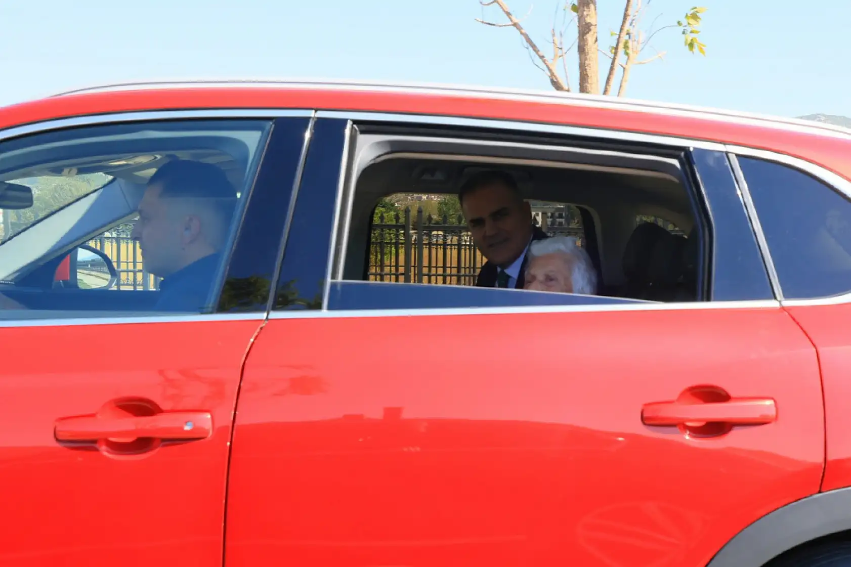 Muğla Valisi Akbıyık, 91 yaşındaki Neylüfer Teyze'nin isteğini geri çevirmedi