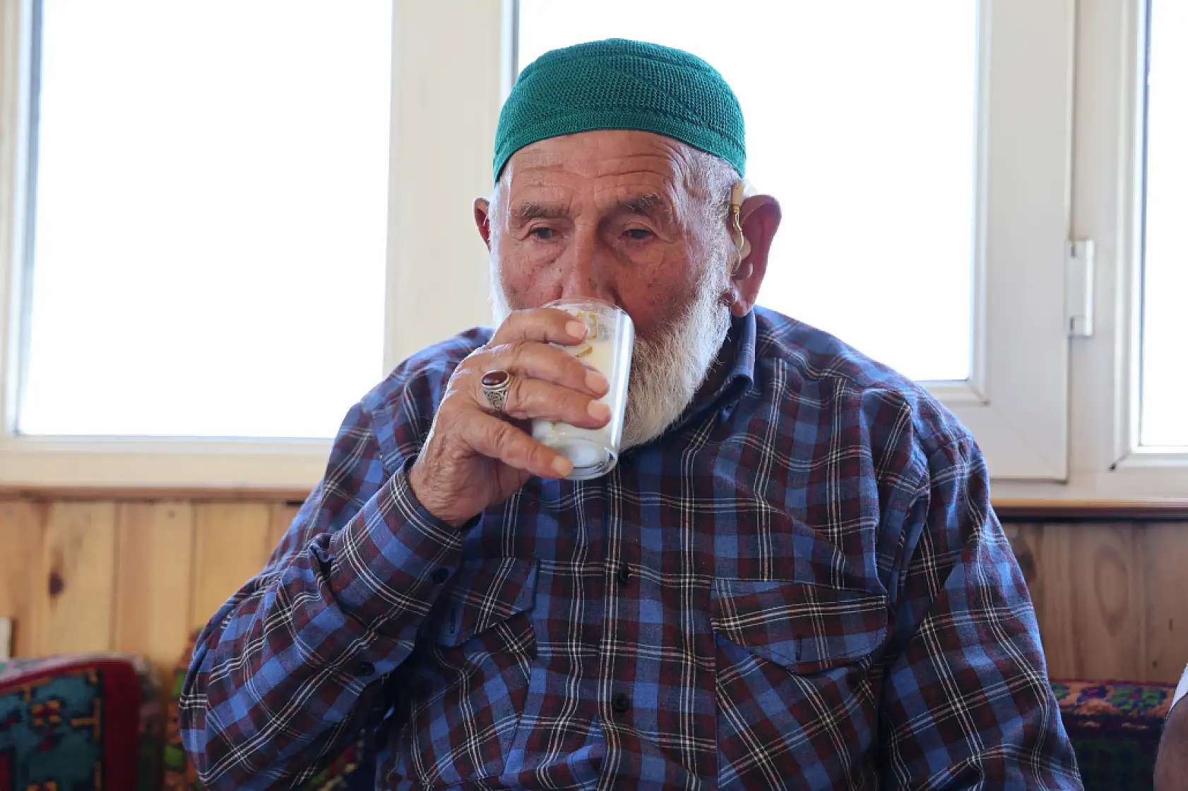 95 yaşındaki Mahmut dede, sağlıklı yaşamın sırrının süt ürünleri olduğunu söyledi