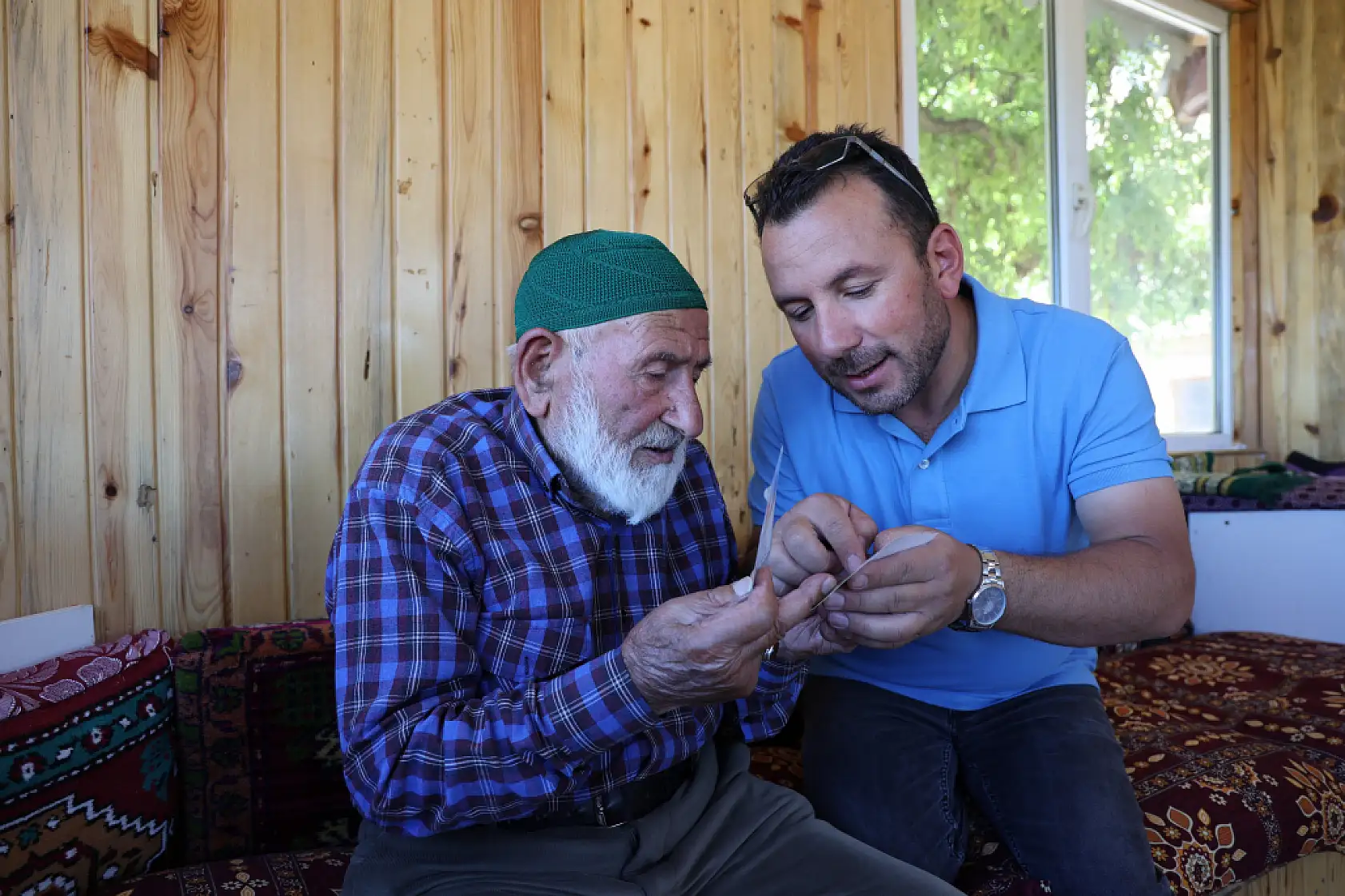 95 yaşındaki Mahmut dede, sağlıklı yaşamın sırrının süt ürünleri olduğunu söyledi