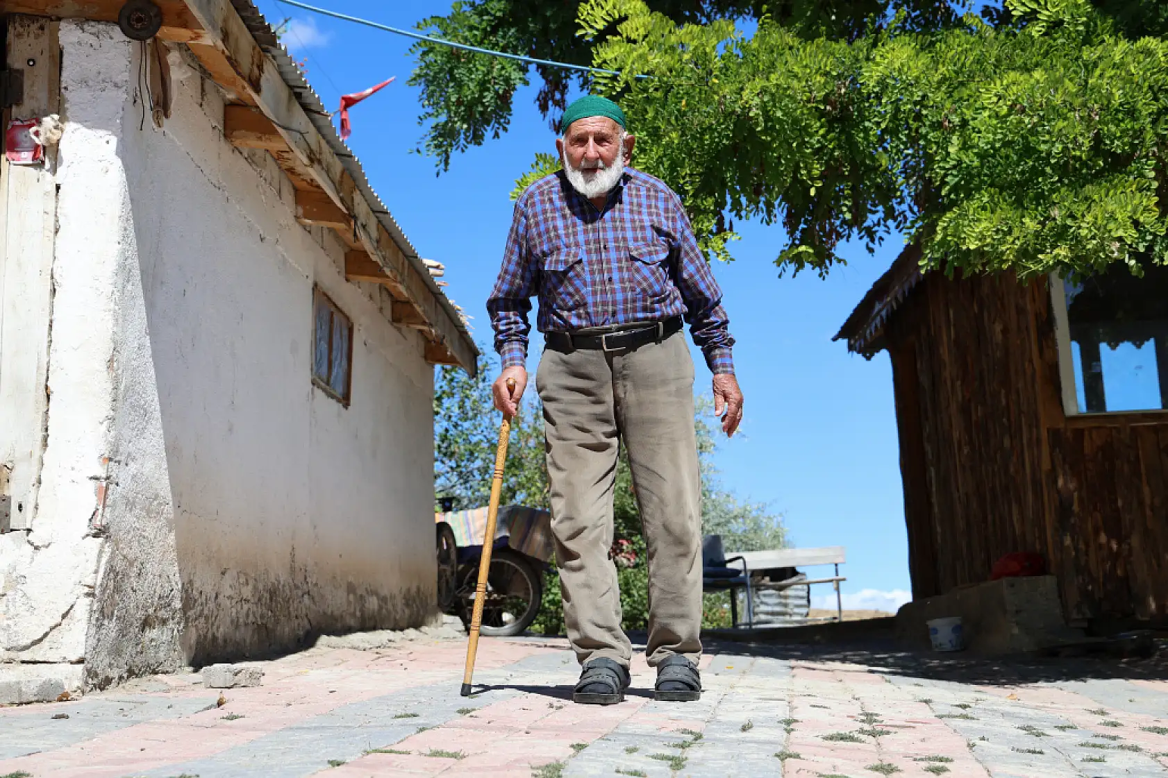 95 yaşındaki Mahmut dede, sağlıklı yaşamın sırrının süt ürünleri olduğunu söyledi