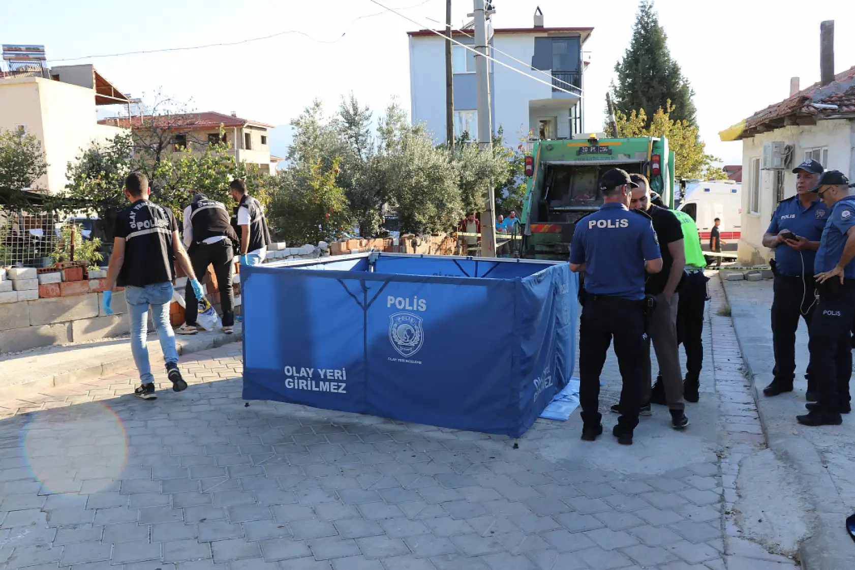 Çöpünü vermek için araca yaklaşan yaşlı kadın, kamyonun altında metrelerce sürüklendi
