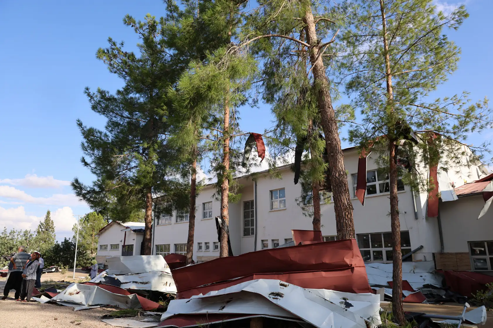 Hortum öğrenciler içerideyken okulu vurdu, çatıyı uçurdu, ağaçları devirdi
