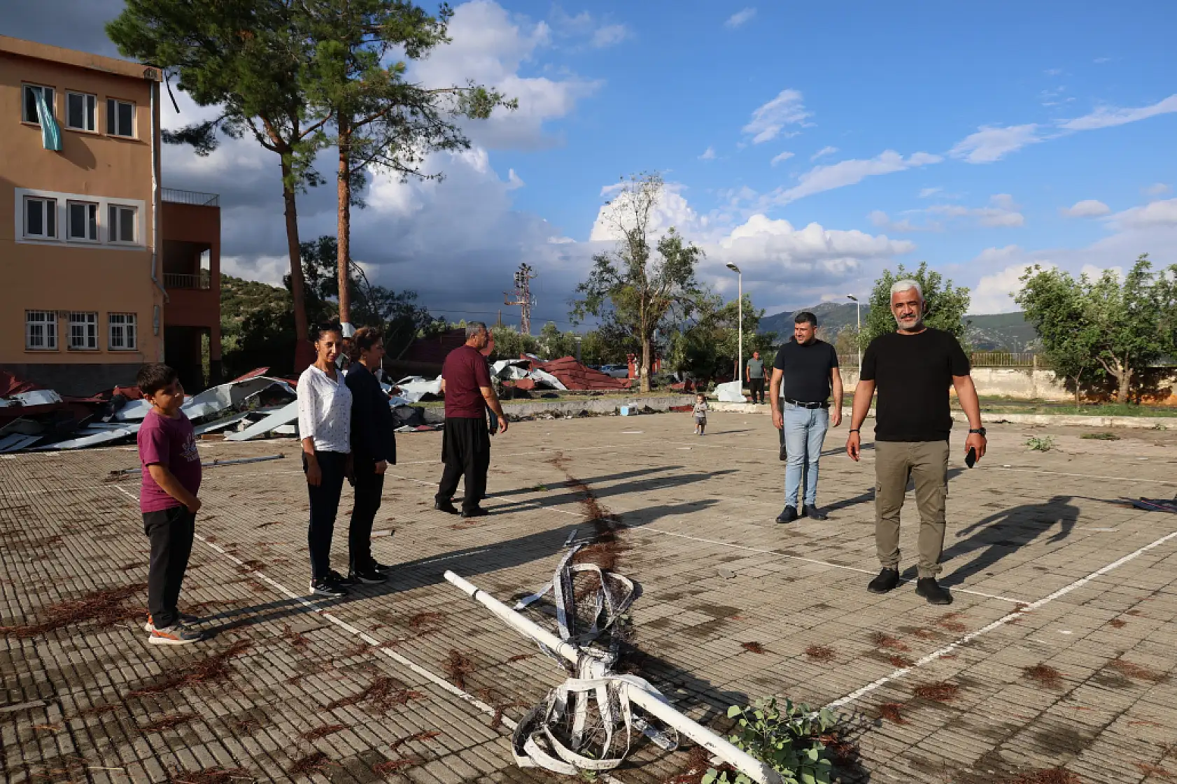 Hortum öğrenciler içerideyken okulu vurdu, çatıyı uçurdu, ağaçları devirdi