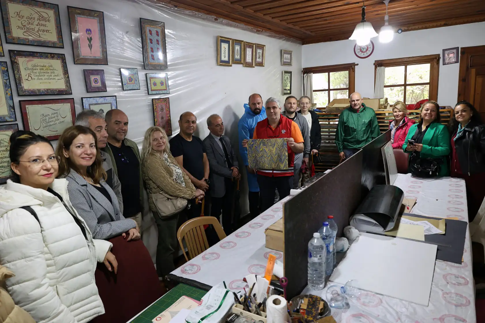 Erasmus projesi ortakları Menteşe'de geleneksel ebru deneyimi yaşadı