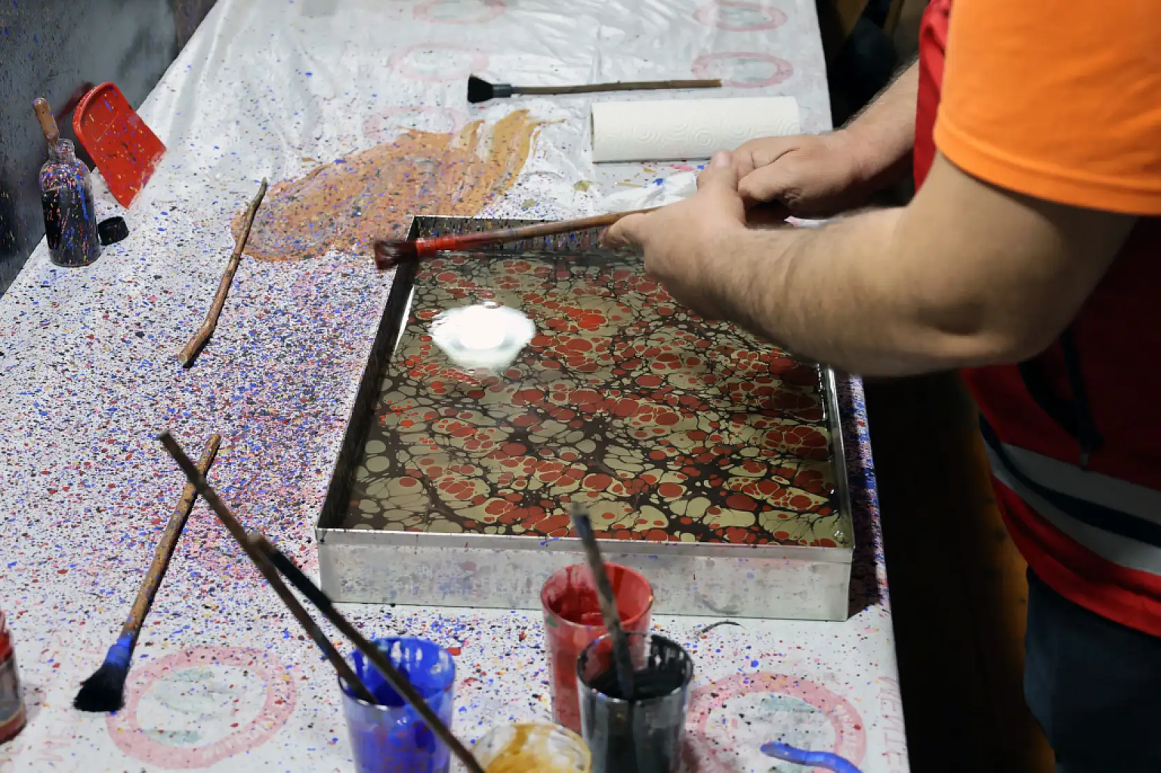 Erasmus projesi ortakları Menteşe'de geleneksel ebru deneyimi yaşadı