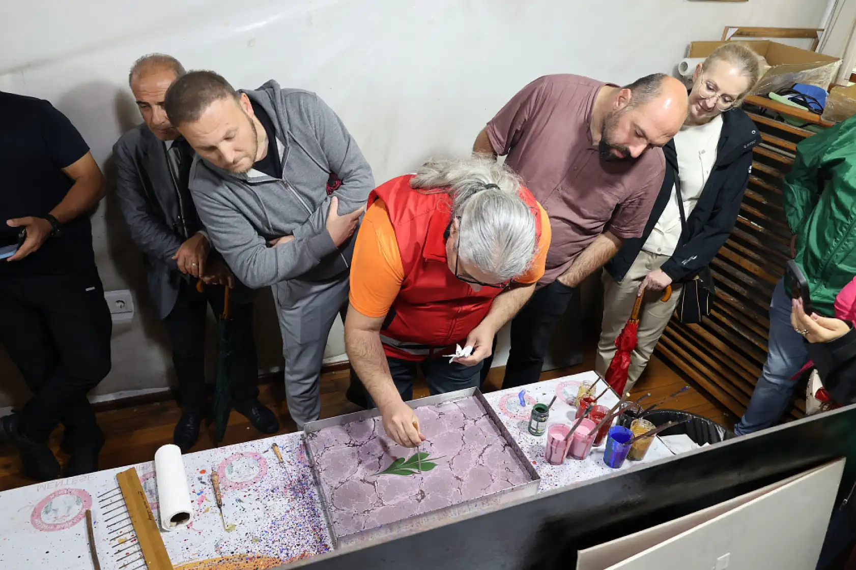 Erasmus projesi ortakları Menteşe'de geleneksel ebru deneyimi yaşadı