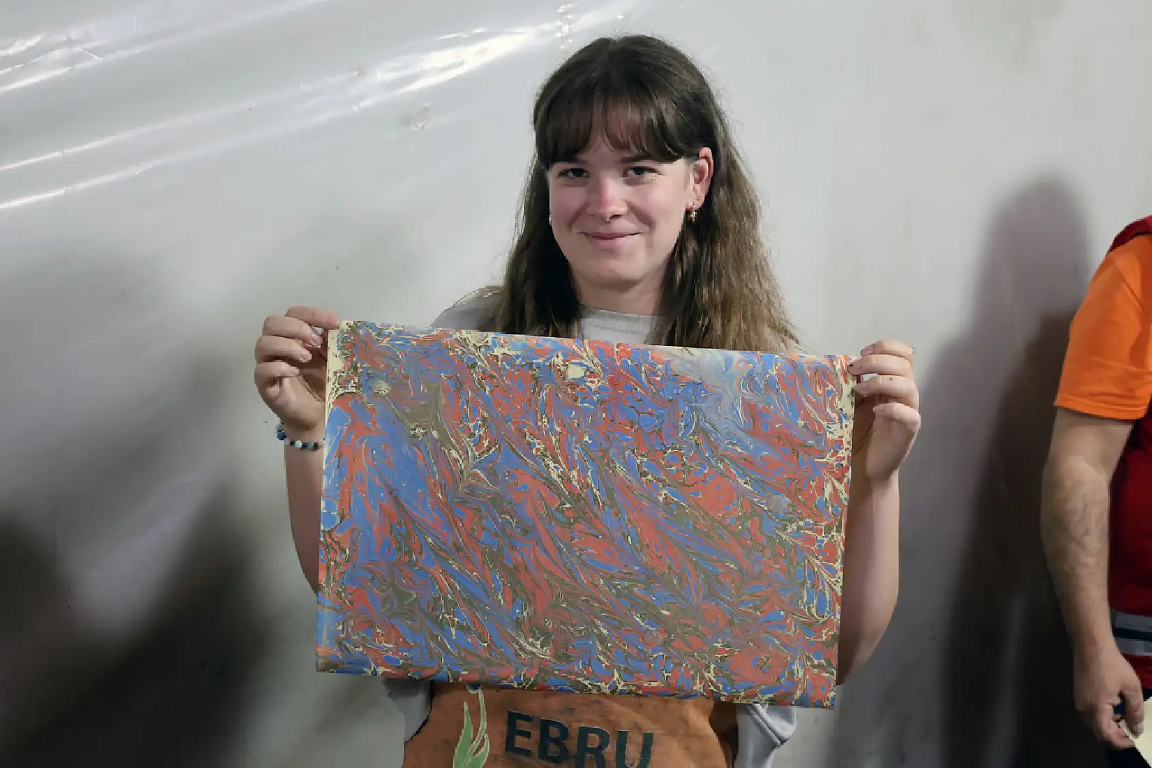 Erasmus projesi ortakları Menteşe'de geleneksel ebru deneyimi yaşadı