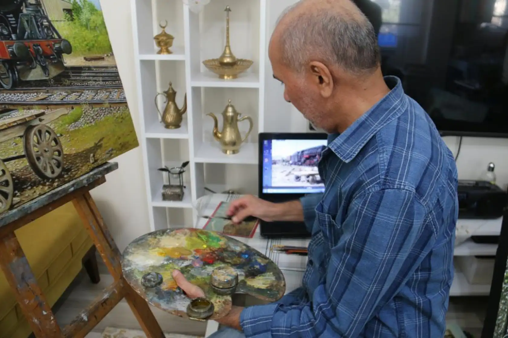 Demir yollarından emekli oldu, hiç bitmeyen tren sevgisini yaptığı tablolarda yaşatıyor