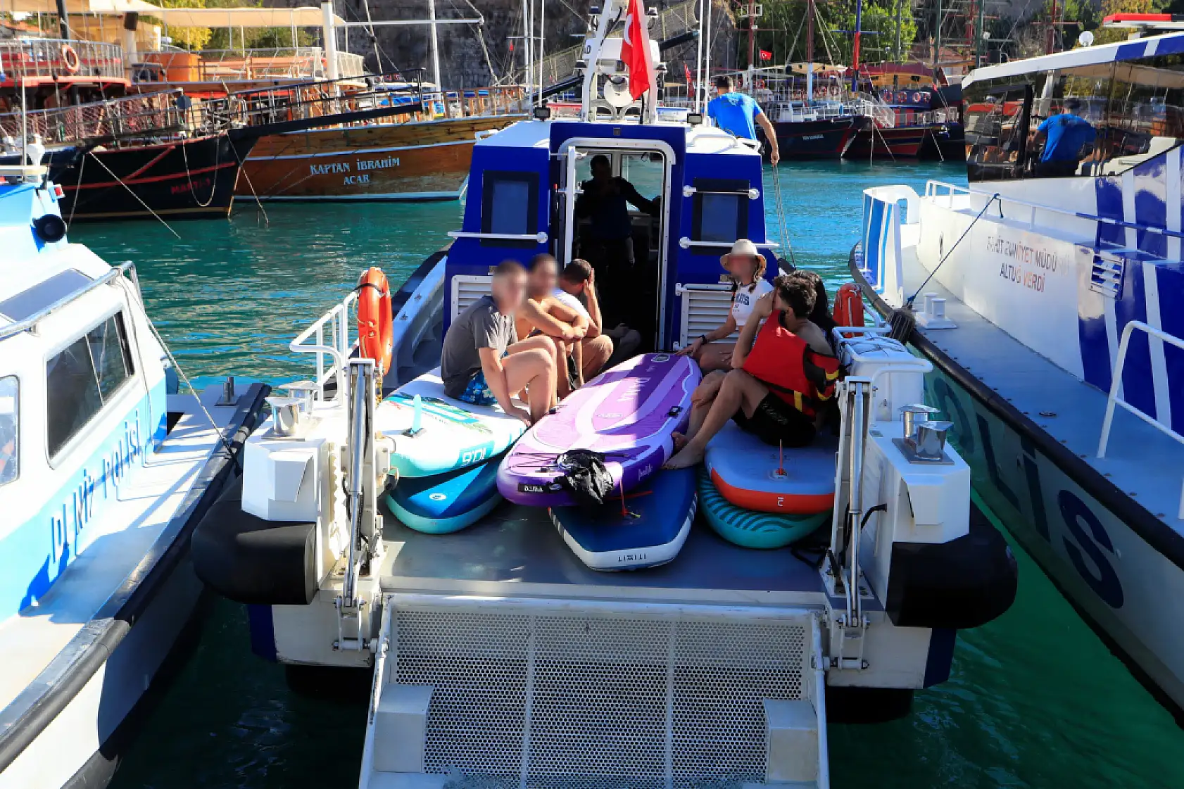 Akdeniz'de 19 SUP board yapan gençler rüzgarla 2 mil açığa sürüklendi