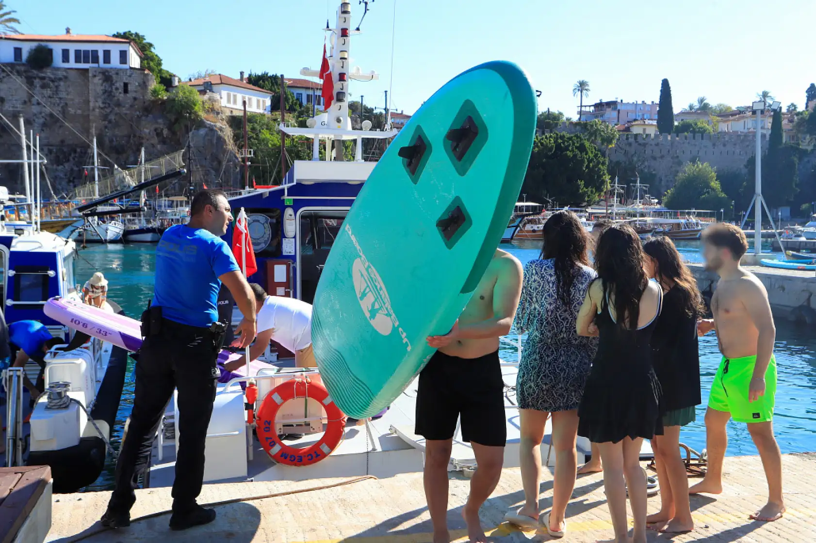 Akdeniz'de 19 SUP board yapan gençler rüzgarla 2 mil açığa sürüklendi