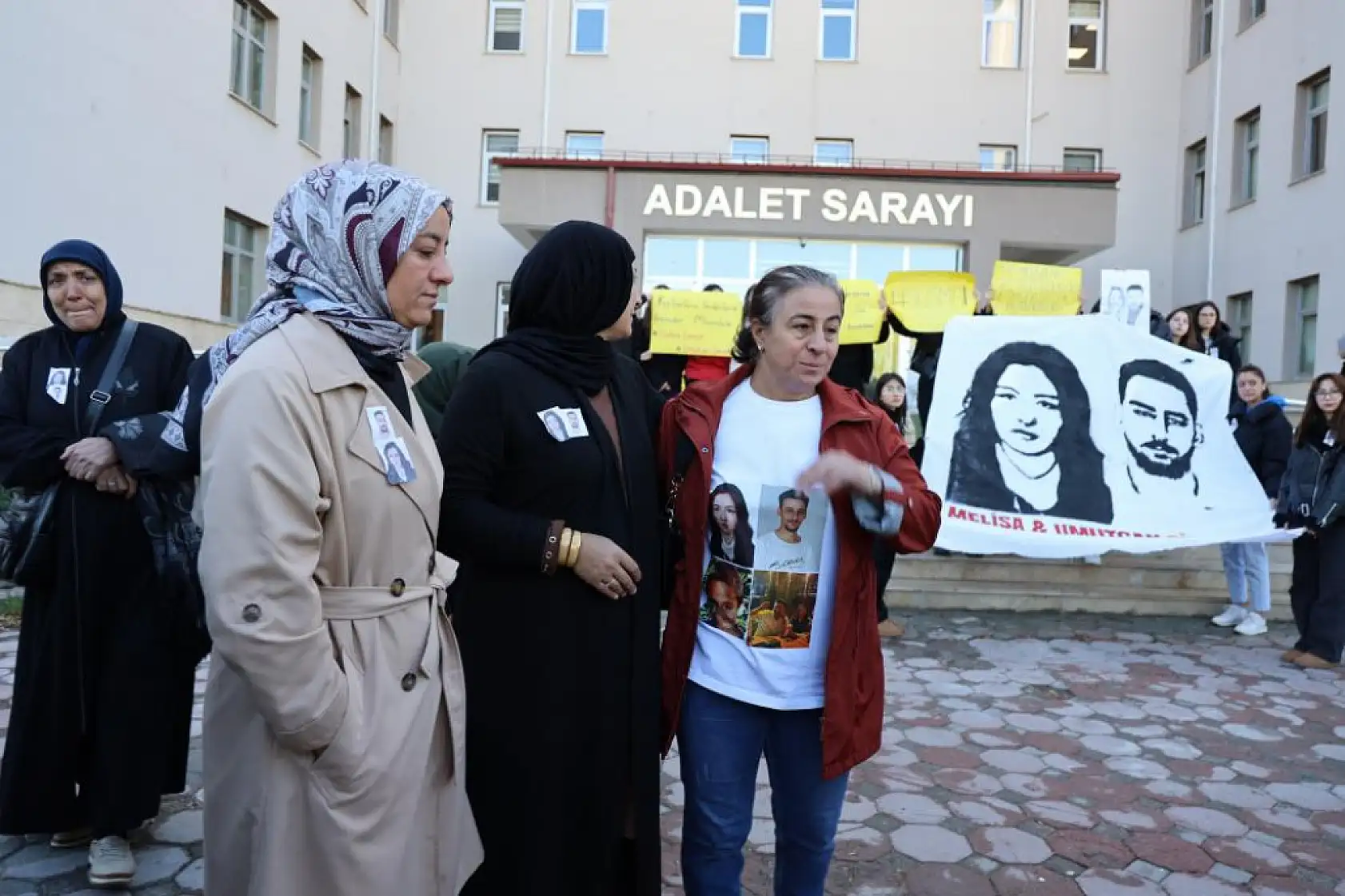 Kardeşleri ellerini bağlanıp boğazları keserek öldürmüştü, 2 kez ağırlaştırılmış müebbet ile cezalandırıldı