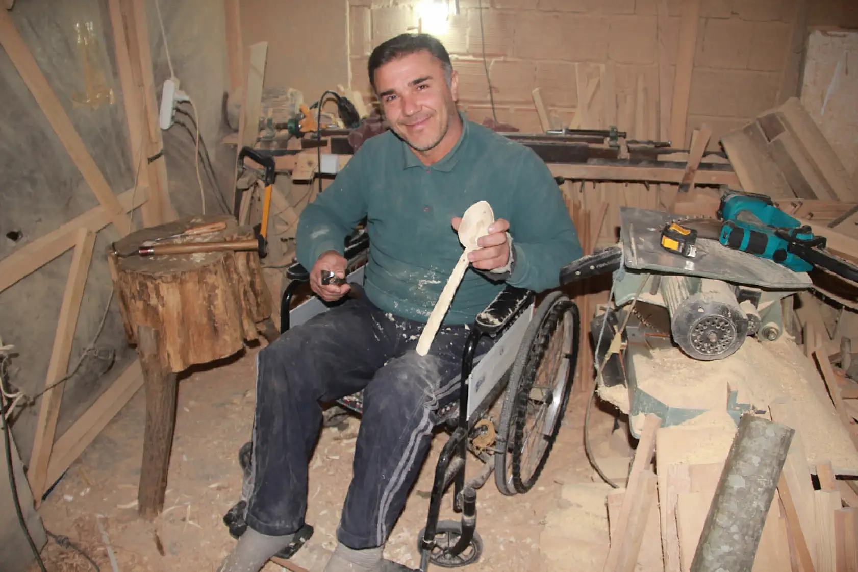 Tekerlekli sandalyeye mahkum kaldı, hayata küsmedi