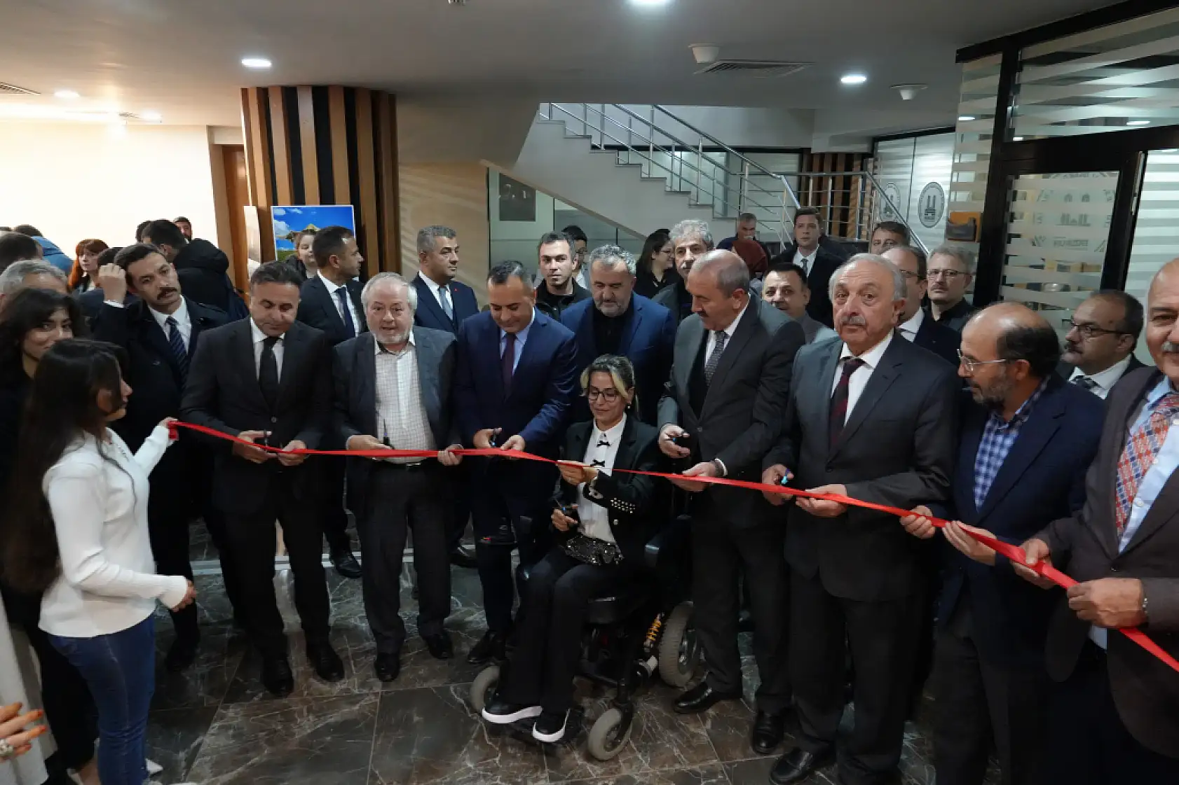 Hediye fotoğraf makinesiyle engelleri aştı