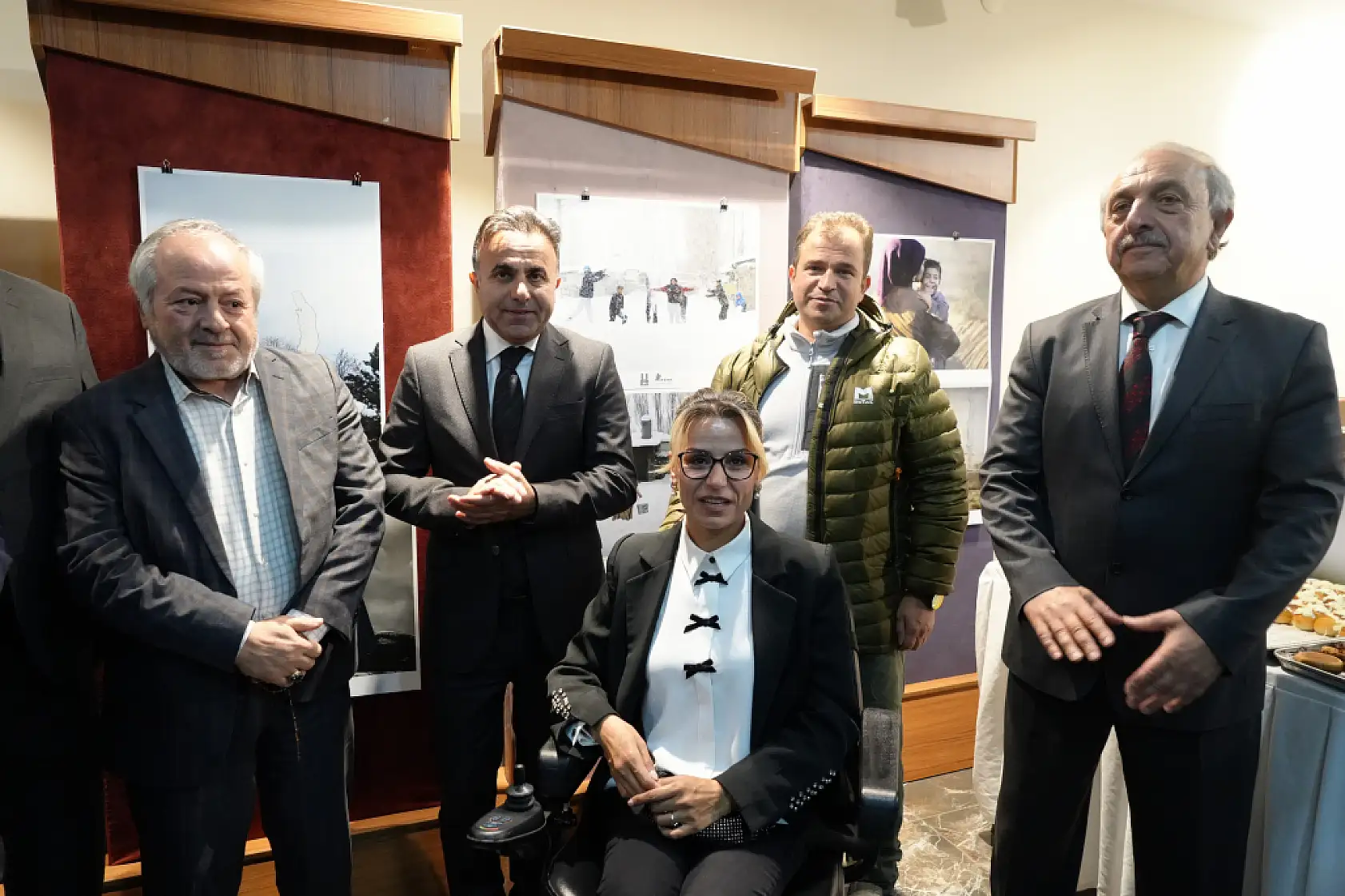 Hediye fotoğraf makinesiyle engelleri aştı