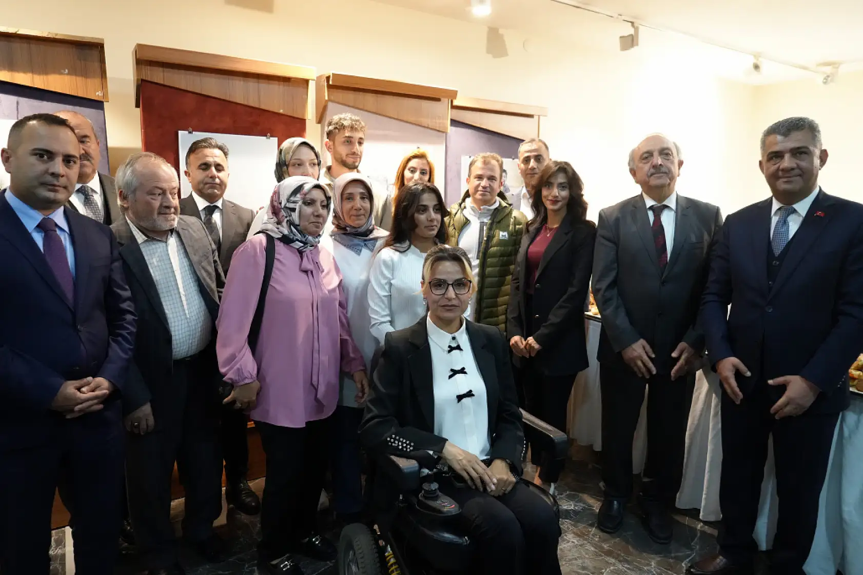 Hediye fotoğraf makinesiyle engelleri aştı