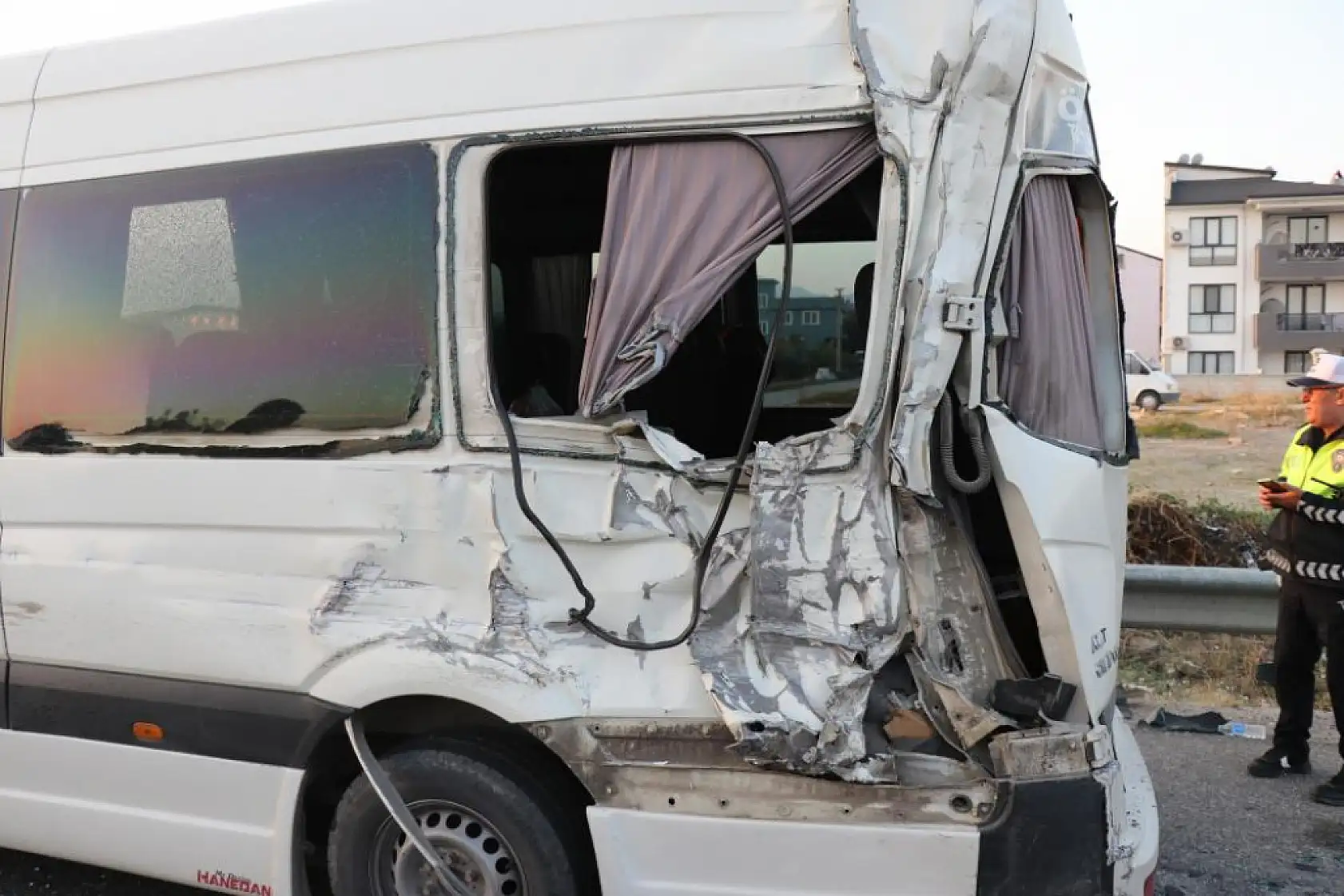 Kamyon emniyet şeridinde bekleyen işçi servisine çarptı: 1 ölü