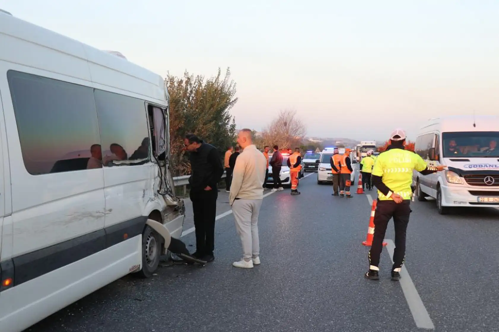 Kamyon emniyet şeridinde bekleyen işçi servisine çarptı: 1 ölü