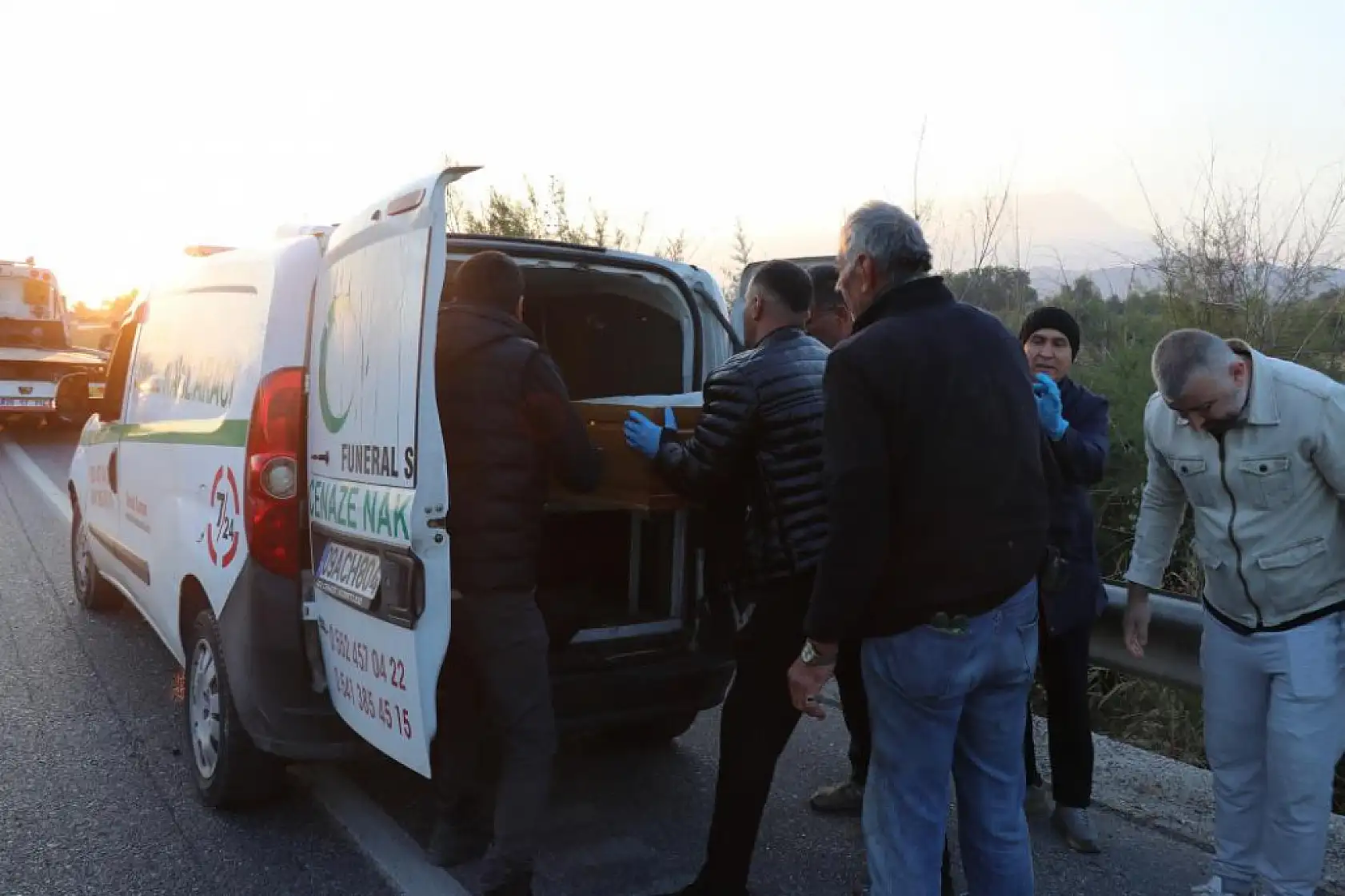 Kamyon emniyet şeridinde bekleyen işçi servisine çarptı: 1 ölü