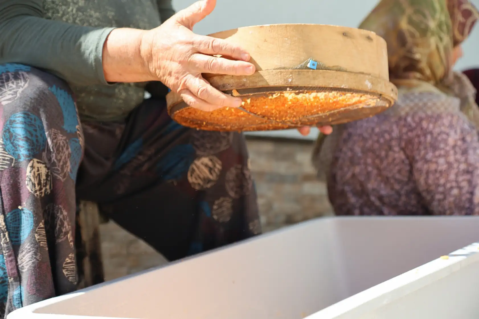 Kadınlar imece usulüyle kışa hazırlanıyor