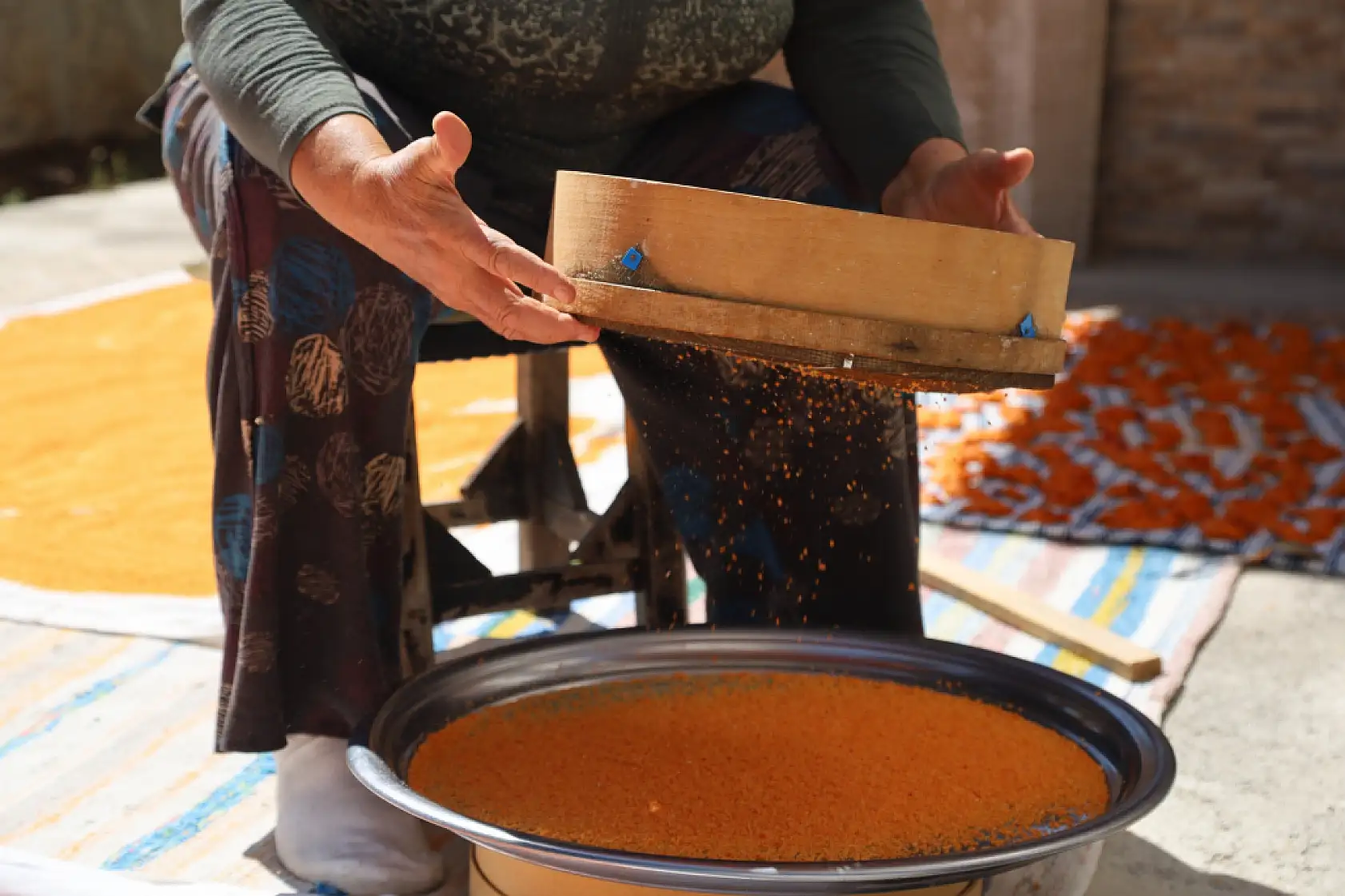 Kadınlar imece usulüyle kışa hazırlanıyor