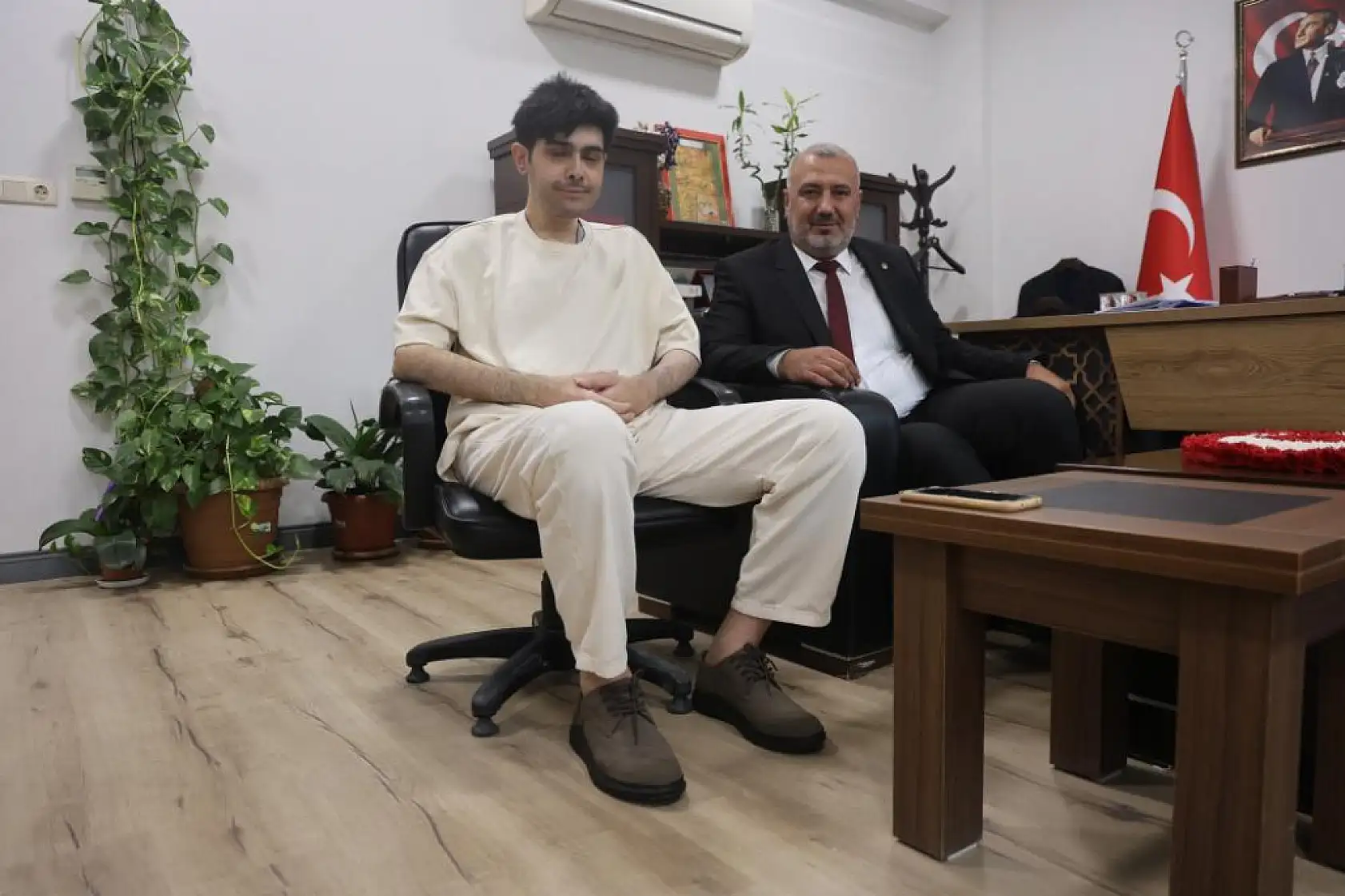 Evden çıkmayan telefon bağımlısı genç, saatler süren diyalogla ikna edilerek 3 yıl sonra duş aldırıldı ve tıraş ettirildi