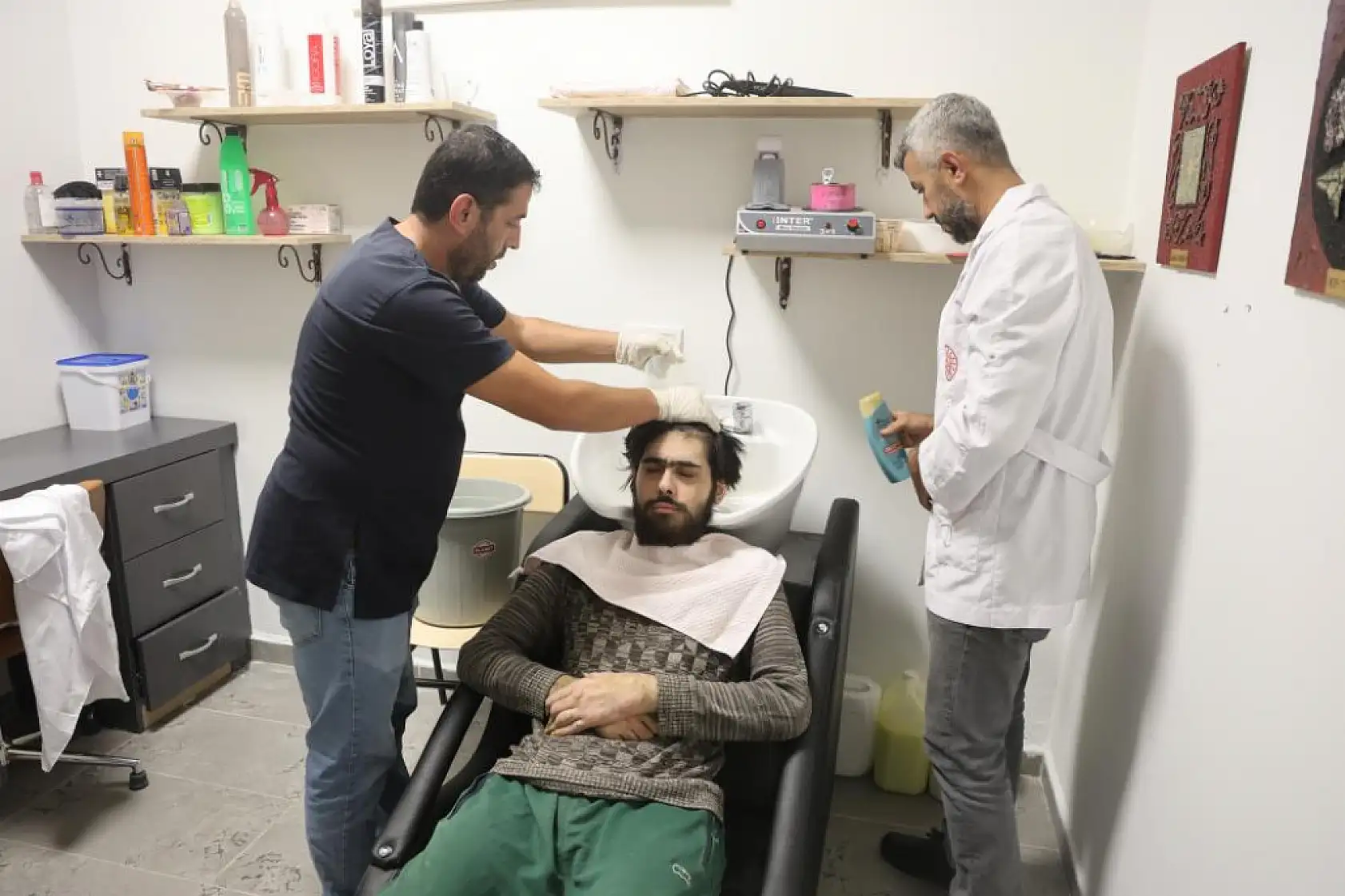 Evden çıkmayan telefon bağımlısı genç, saatler süren diyalogla ikna edilerek 3 yıl sonra duş aldırıldı ve tıraş ettirildi