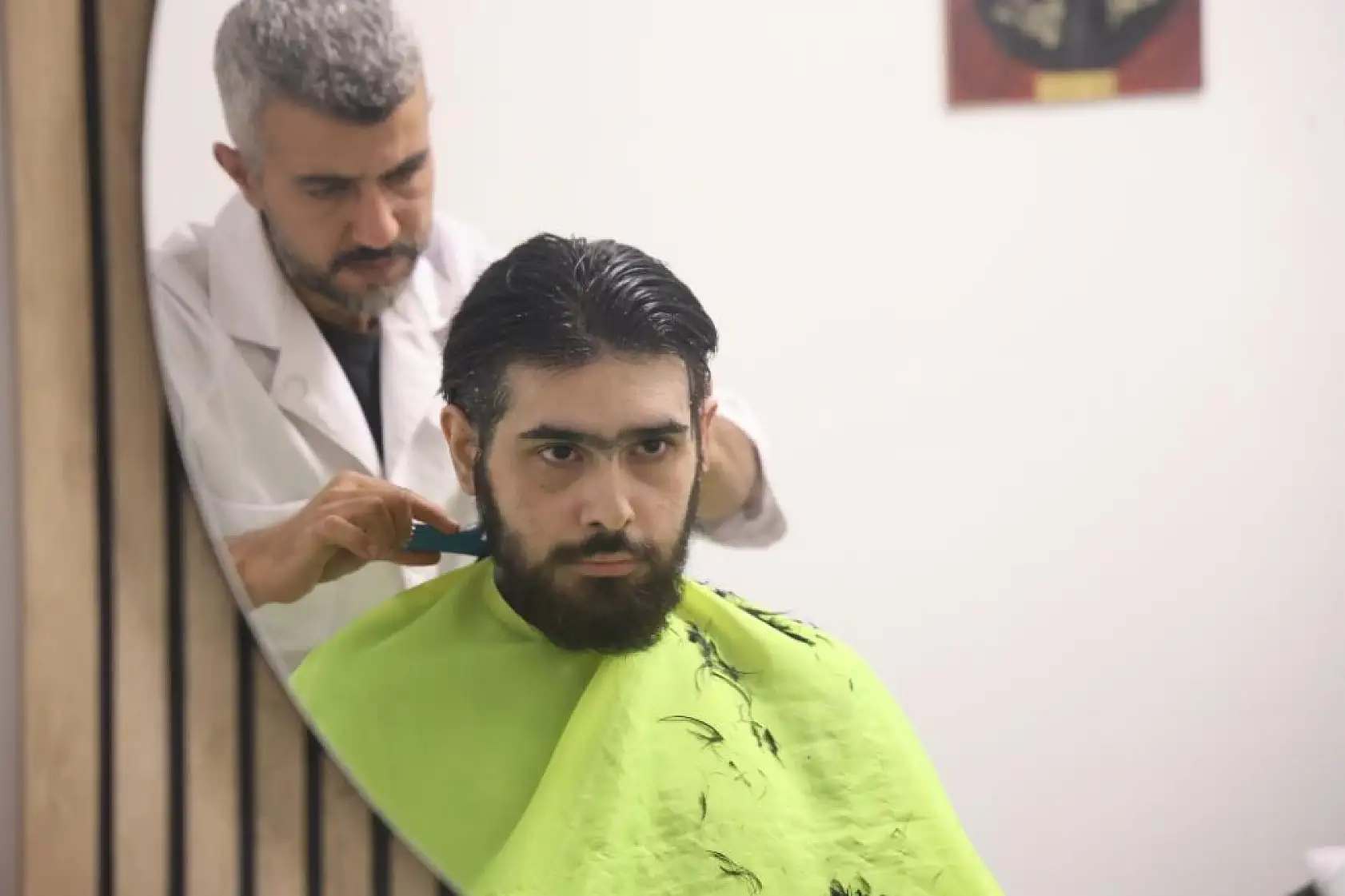 Evden çıkmayan telefon bağımlısı genç, saatler süren diyalogla ikna edilerek 3 yıl sonra duş aldırıldı ve tıraş ettirildi