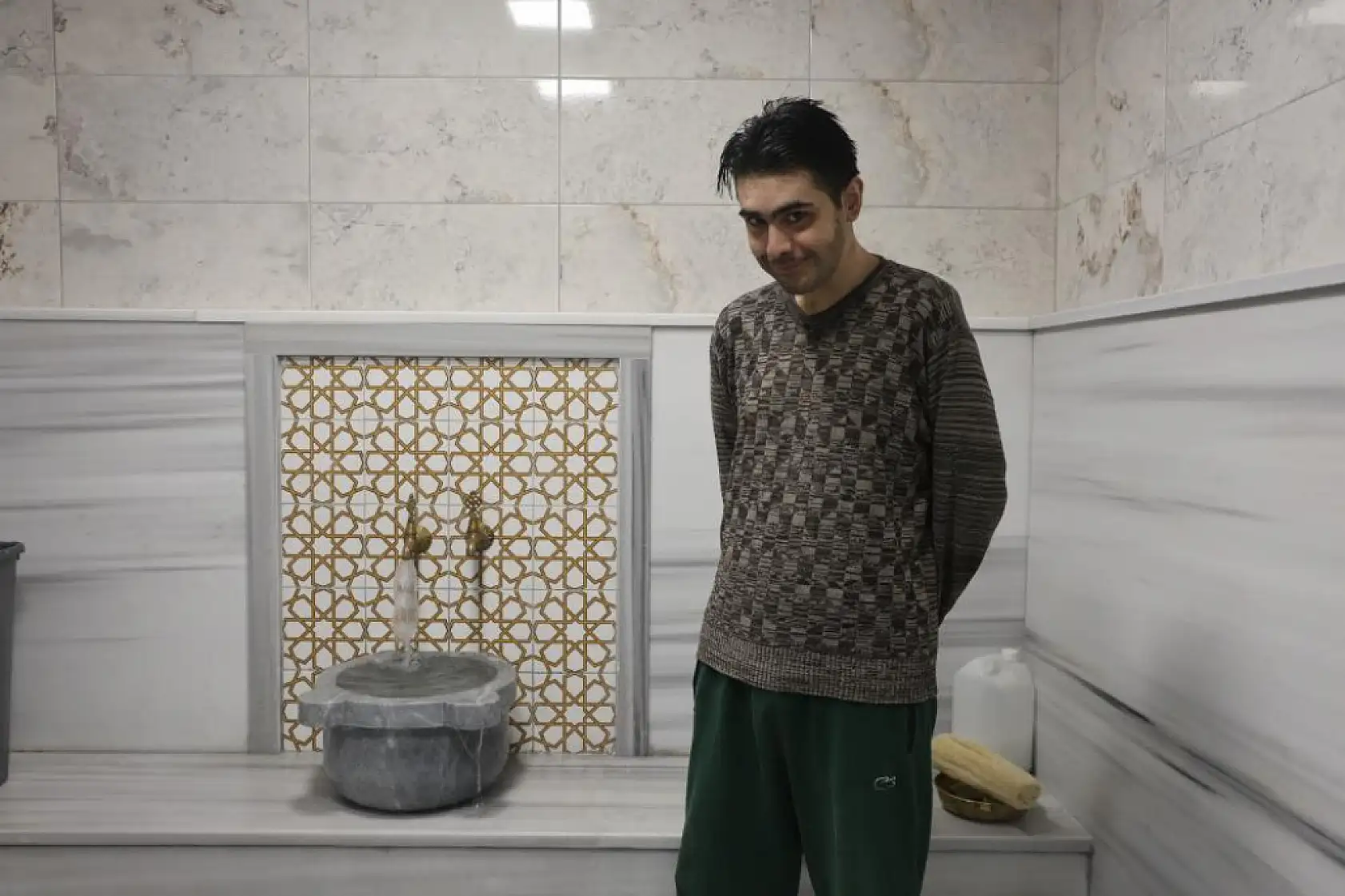 Evden çıkmayan telefon bağımlısı genç, saatler süren diyalogla ikna edilerek 3 yıl sonra duş aldırıldı ve tıraş ettirildi