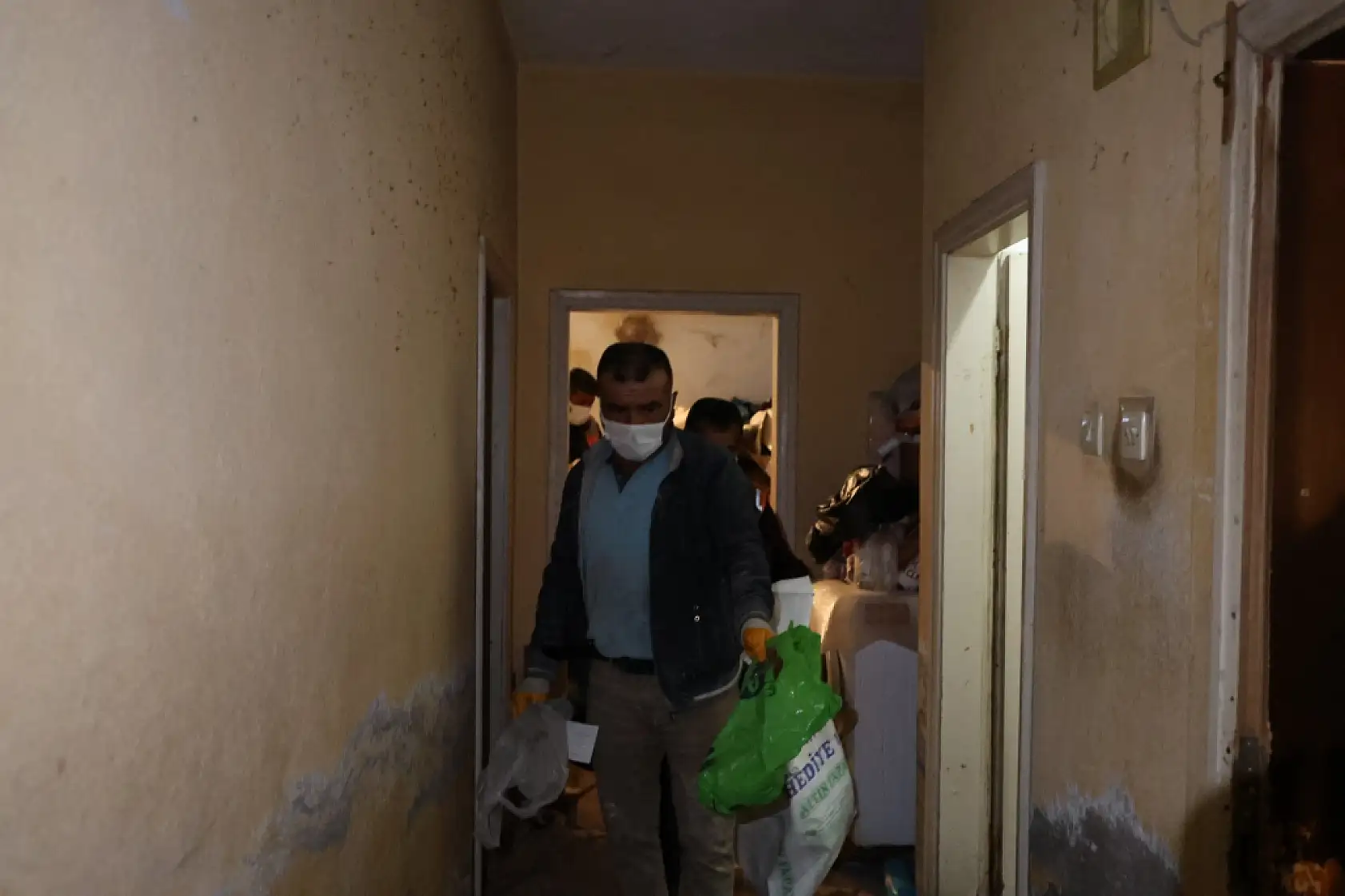 Annesinin cesediyle 1 ay yaşadı